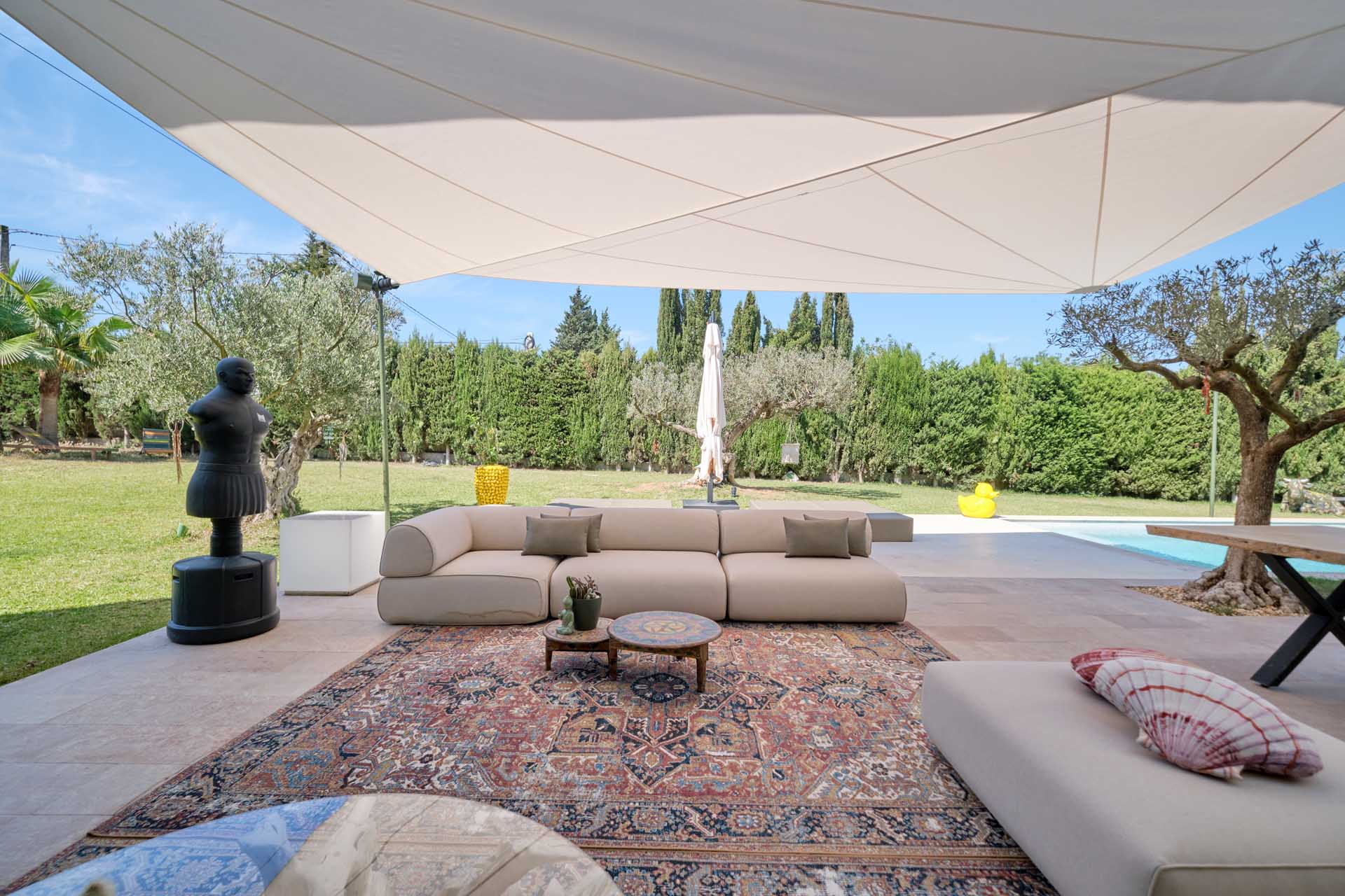 Innovativer Sonnenschutz mit SunSquare® – vollautomatisches Segel für maximale Flexibilität und Ästhetik.