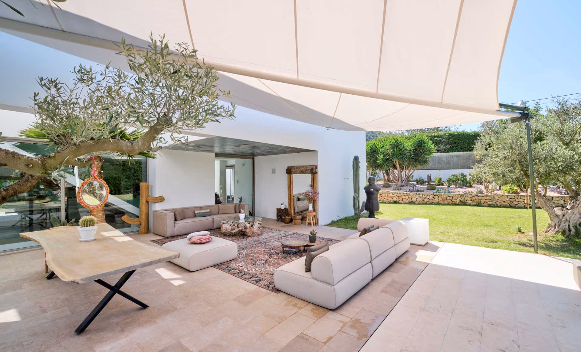 Exklusiver Outdoor-Wohnbereich mit SunSquare® Segelanlage – stilvoller Schutz vor Sonne und Wind auf Ibiza.