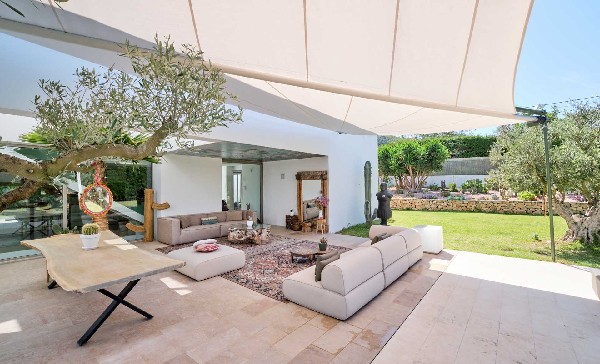 Exklusiver Outdoor-Wohnbereich mit SunSquare® Segelanlage – stilvoller Schutz vor Sonne und Wind auf Ibiza.