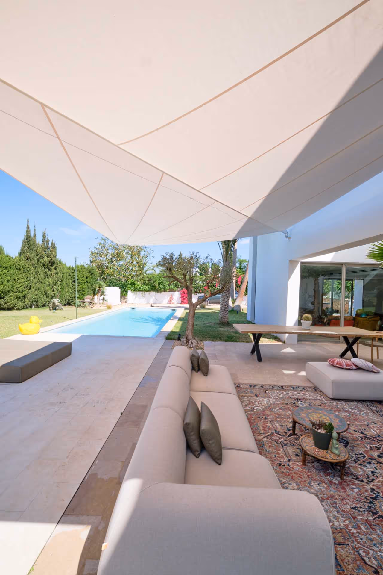 Detailansicht des SunSquare® Strahlensegels in Dickson Infinity Grège – eleganter Sonnenschutz für Outdoor-Living