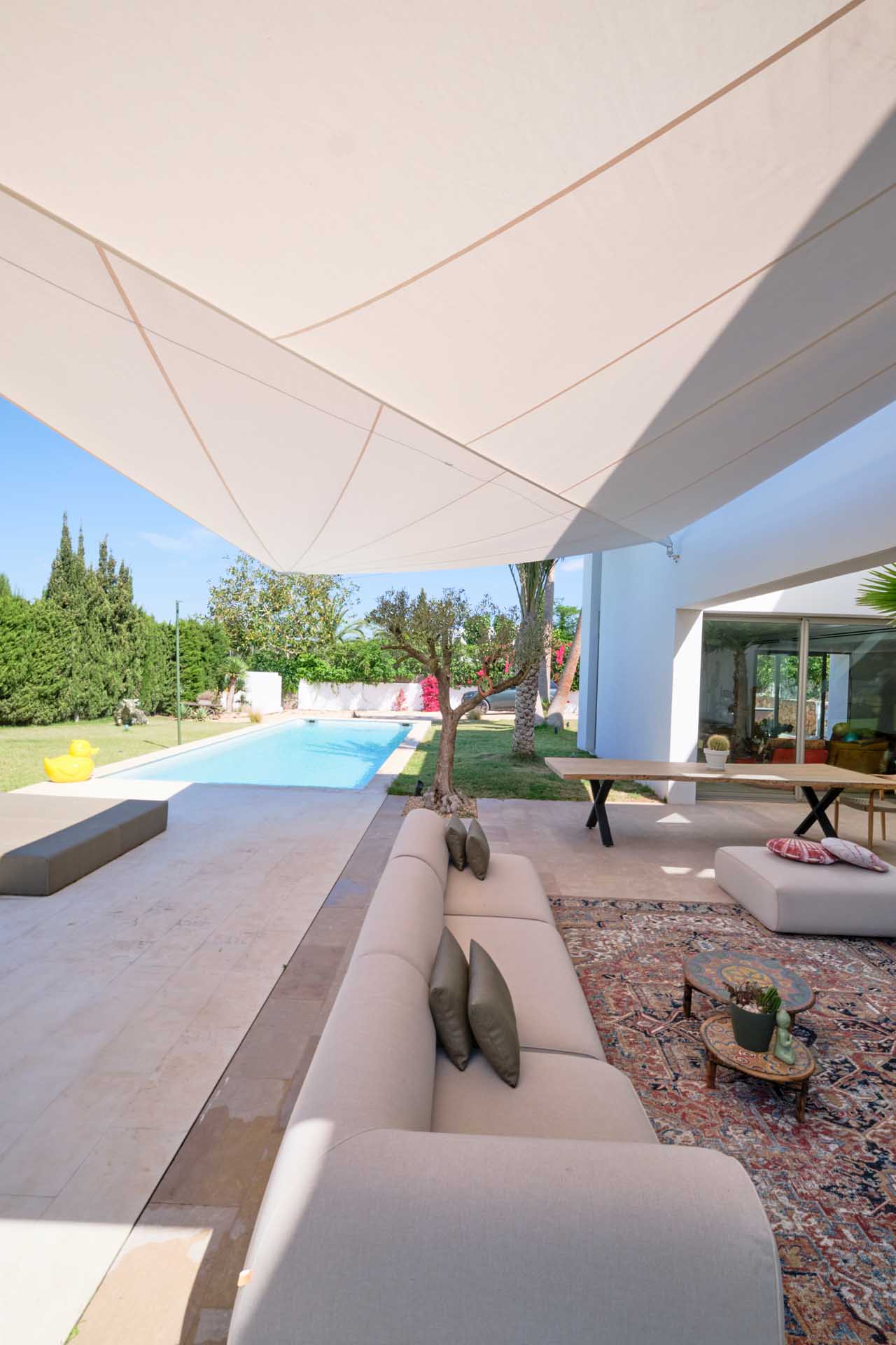 Detailansicht des SunSquare® Strahlensegels in Dickson Infinity Grège – eleganter Sonnenschutz für Outdoor-Living