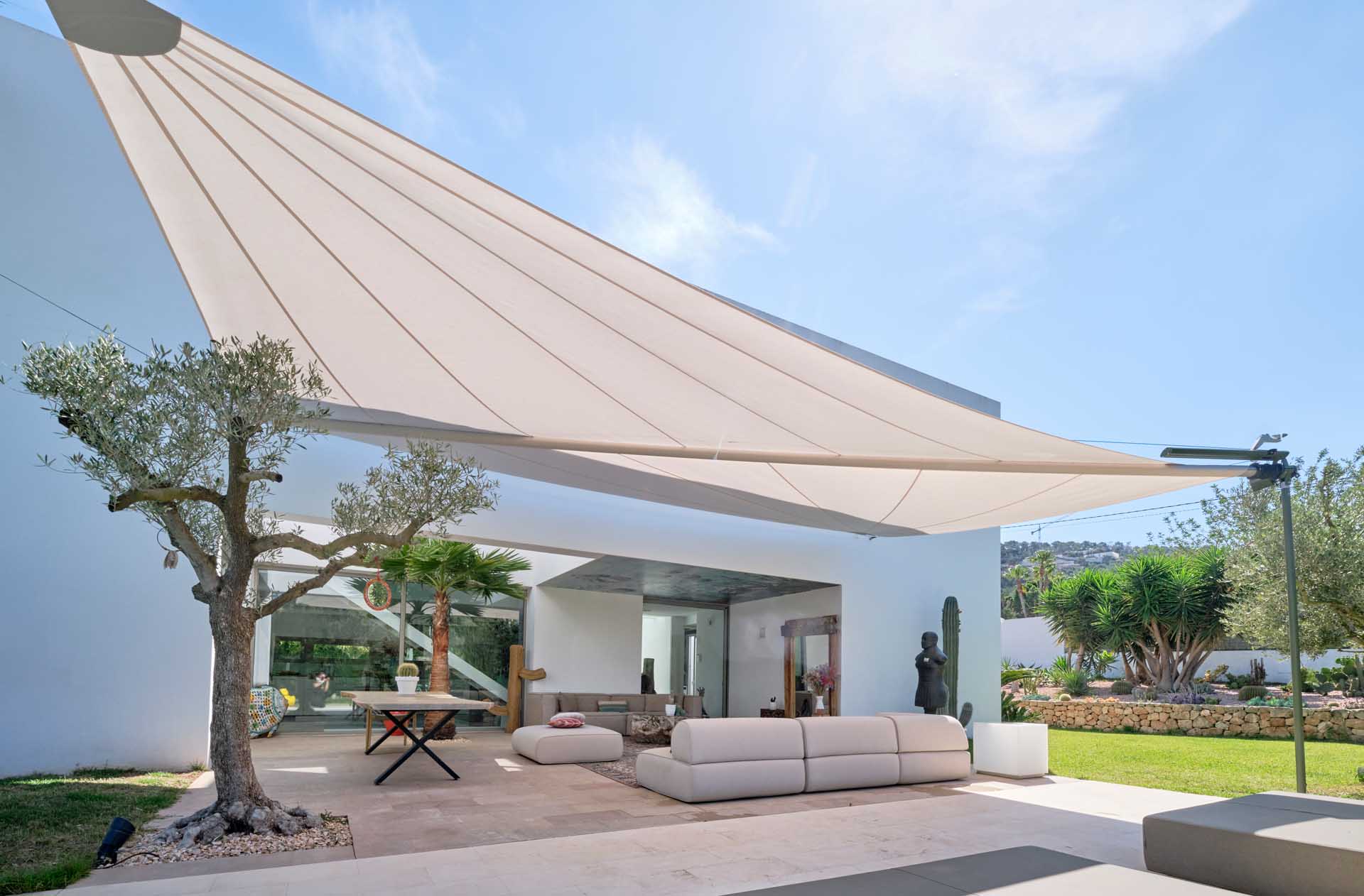 SunSquare® Sonnensegel auf privater Terrasse in Ibiza – 42 m² Strahlensegel in Dickson Infinity Grège über Poolbereich.