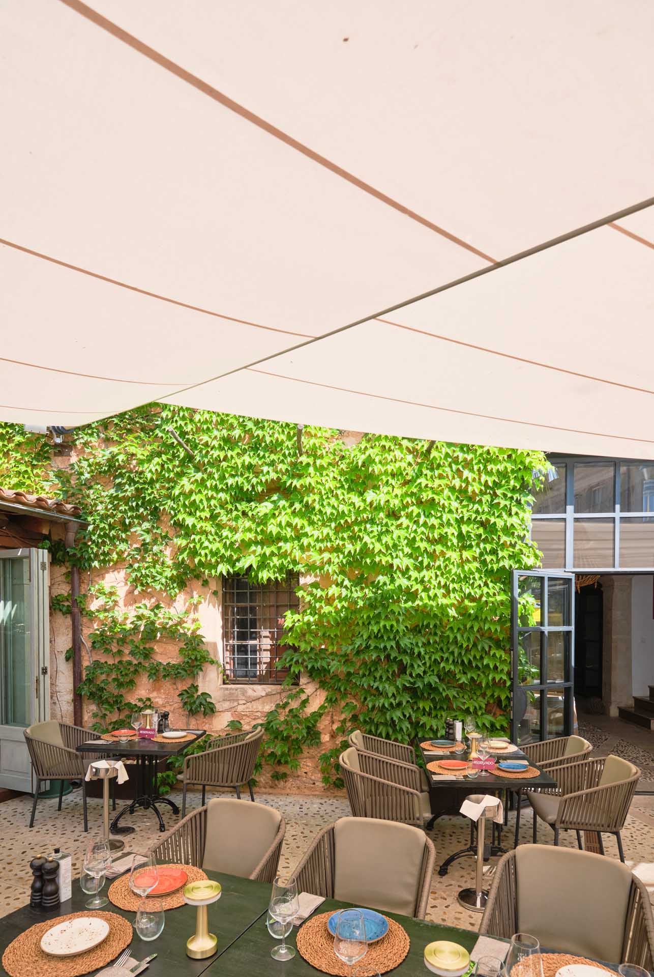 Die Sonnensegel lassen sich bequem per Fernbedienung steuern und bieten flexiblen Schatten je nach Tageszeit.