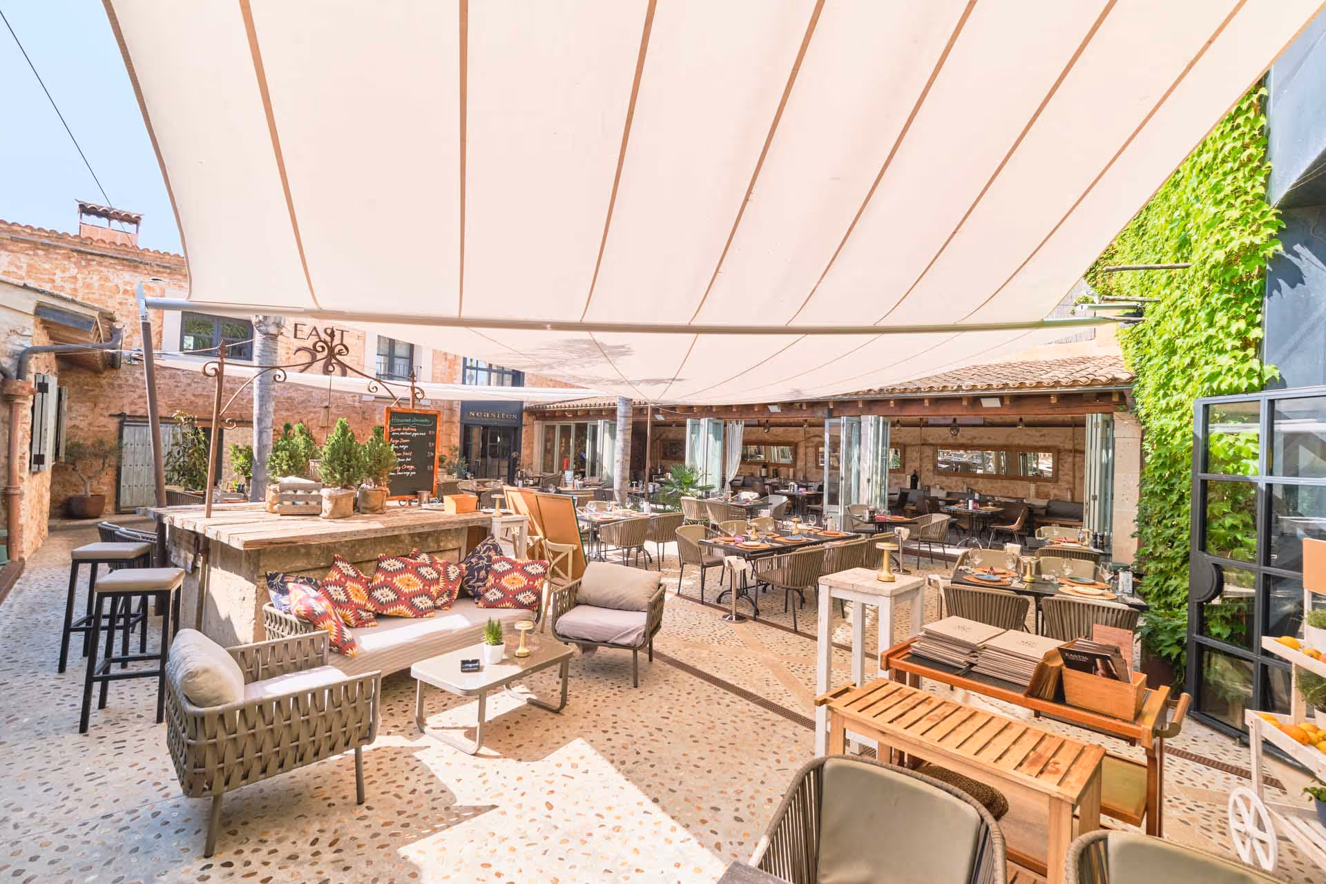  Hochwertige Materialien und präzise Verarbeitung verleihen dem elektrischen Sonnensegel-System eine elegante Optik und lange Lebensdauer.