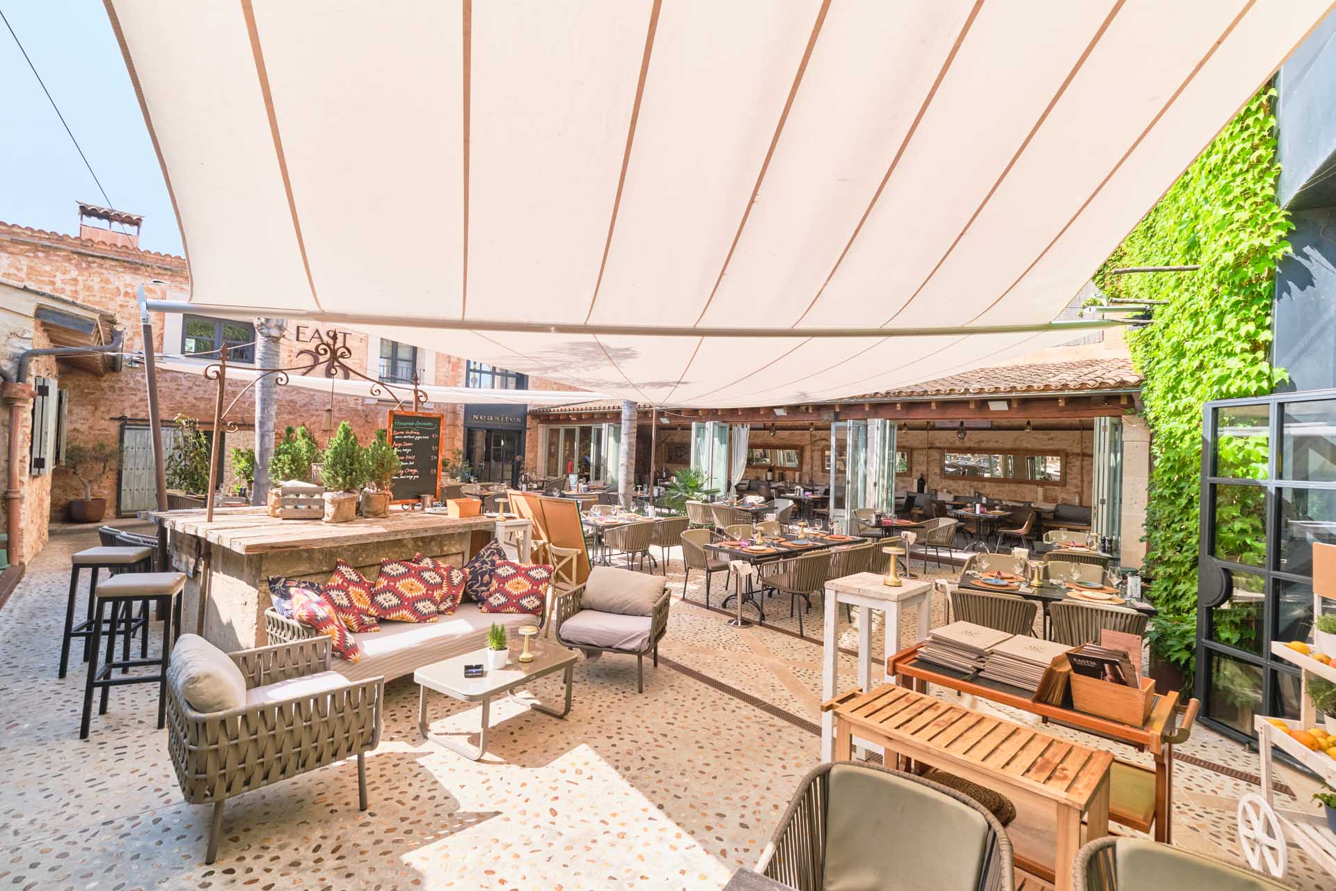 Hochwertige Materialien und präzise Verarbeitung verleihen dem elektrischen Sonnensegel-System eine elegante Optik und lange Lebensdauer.