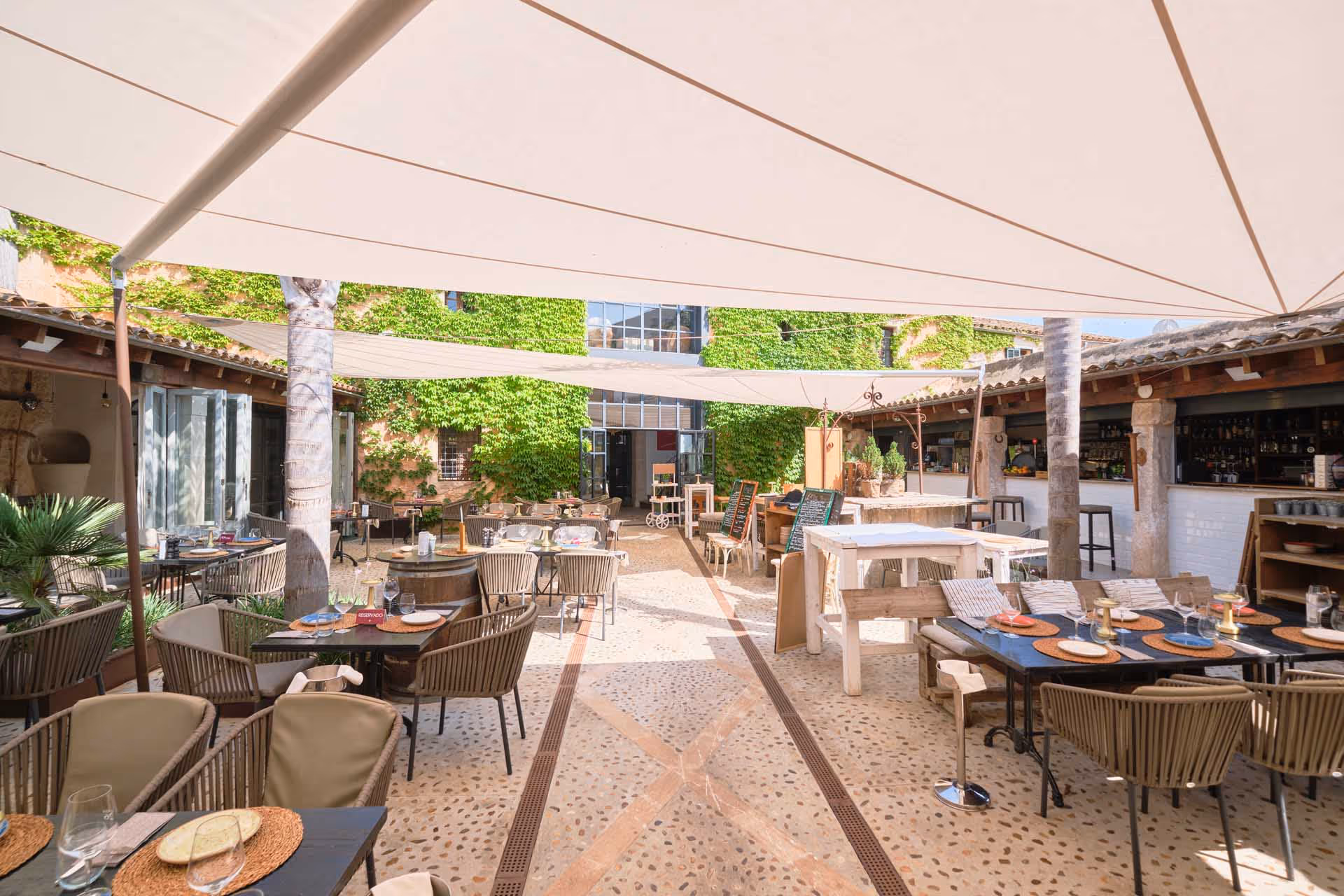  Das Sonnensegel zieht sich dank Windsensoren automatisch bei starkem Wind zurück und sorgt für Sicherheit im Innenhof.