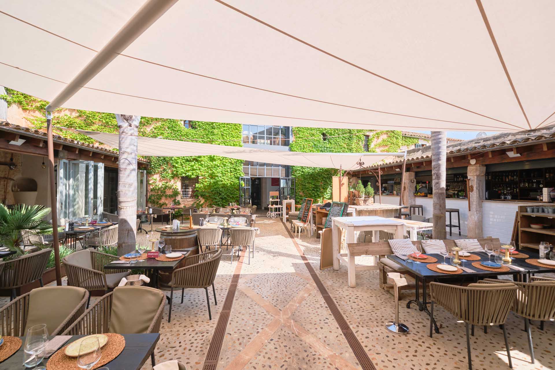 Das Sonnensegel zieht sich dank Windsensoren automatisch bei starkem Wind zurück und sorgt für Sicherheit im Innenhof.