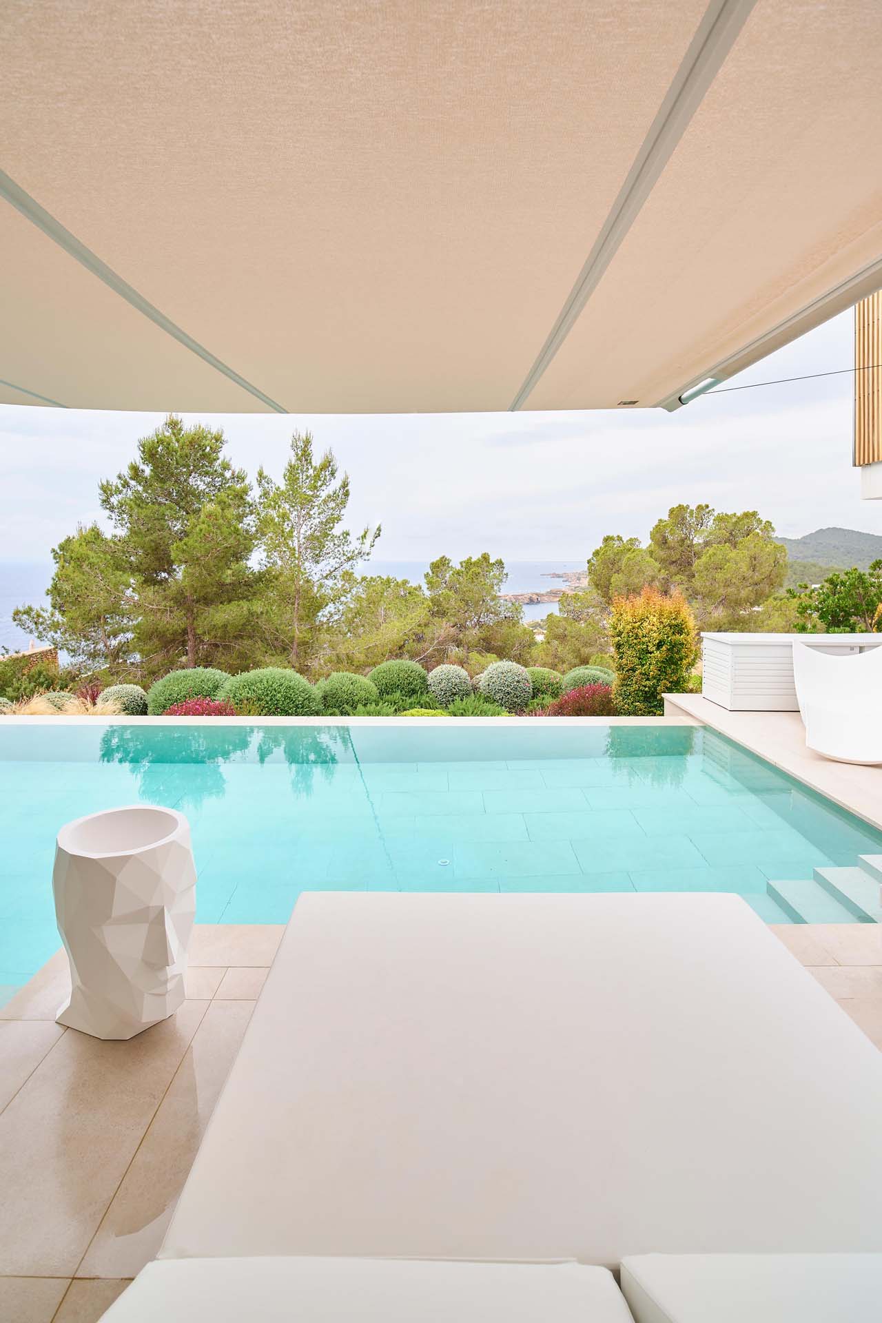 Detailaufnahme der hochwertigen Materialien und präzisen Verarbeitung der Sonnensegelstruktur.