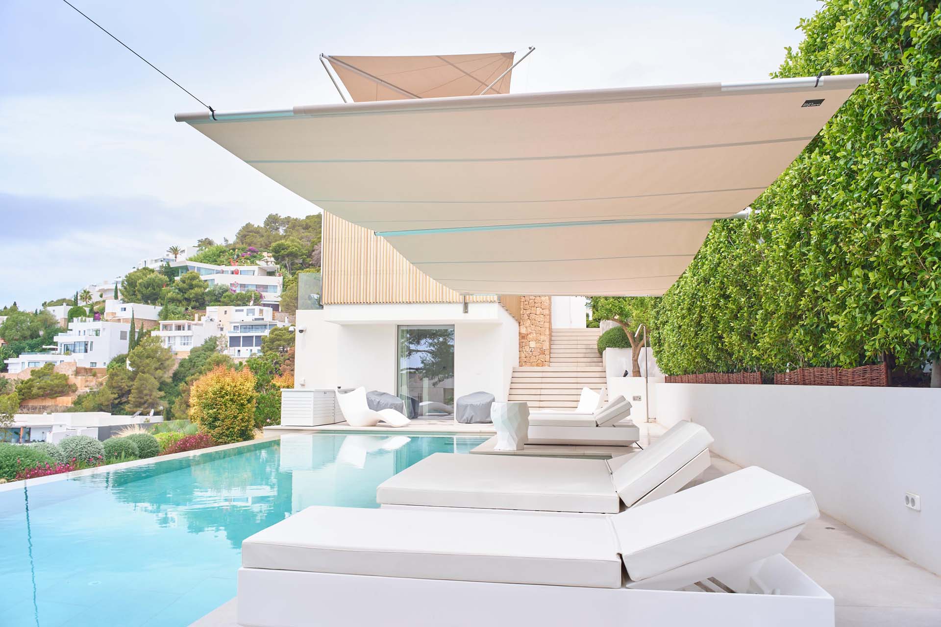 AX-Cantilever Sonnensegelanlage beschattet den schmalen Liegebereich am Pool mit minimaler Struktur.