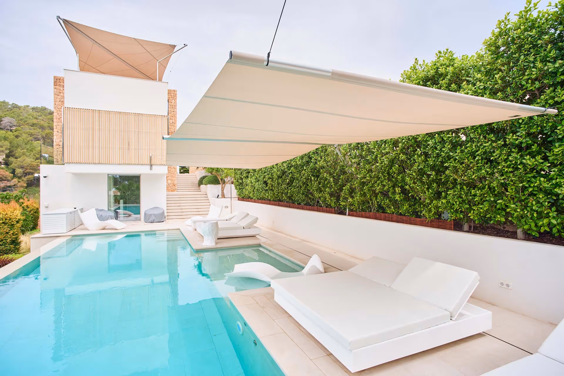 Elegantes SunSquare-Dreiecksegel auf der Dachterrasse spendet stilvollen Schatten mit Panoramablick.