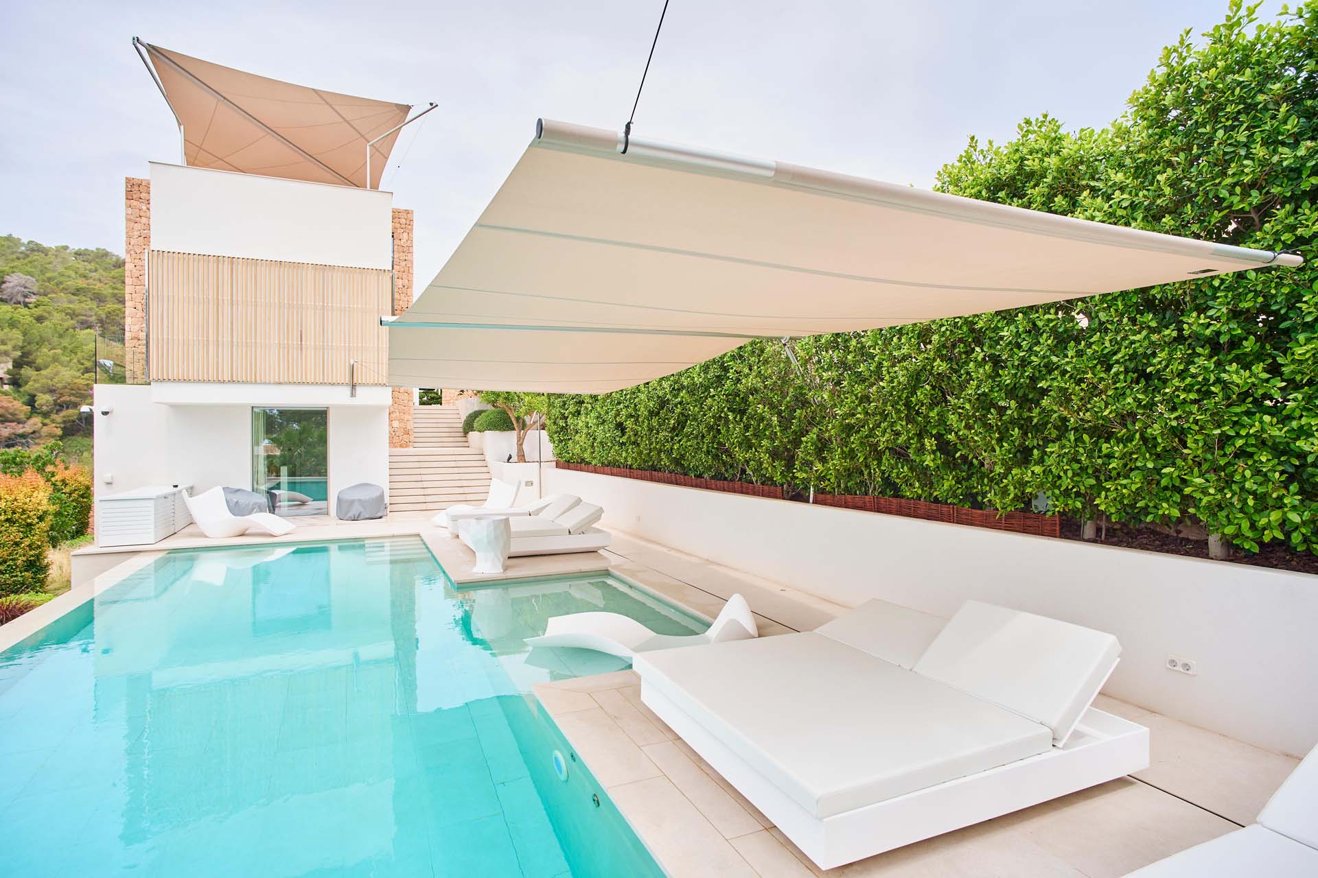 Elegantes SunSquare-Dreiecksegel auf der Dachterrasse spendet stilvollen Schatten mit Panoramablick.