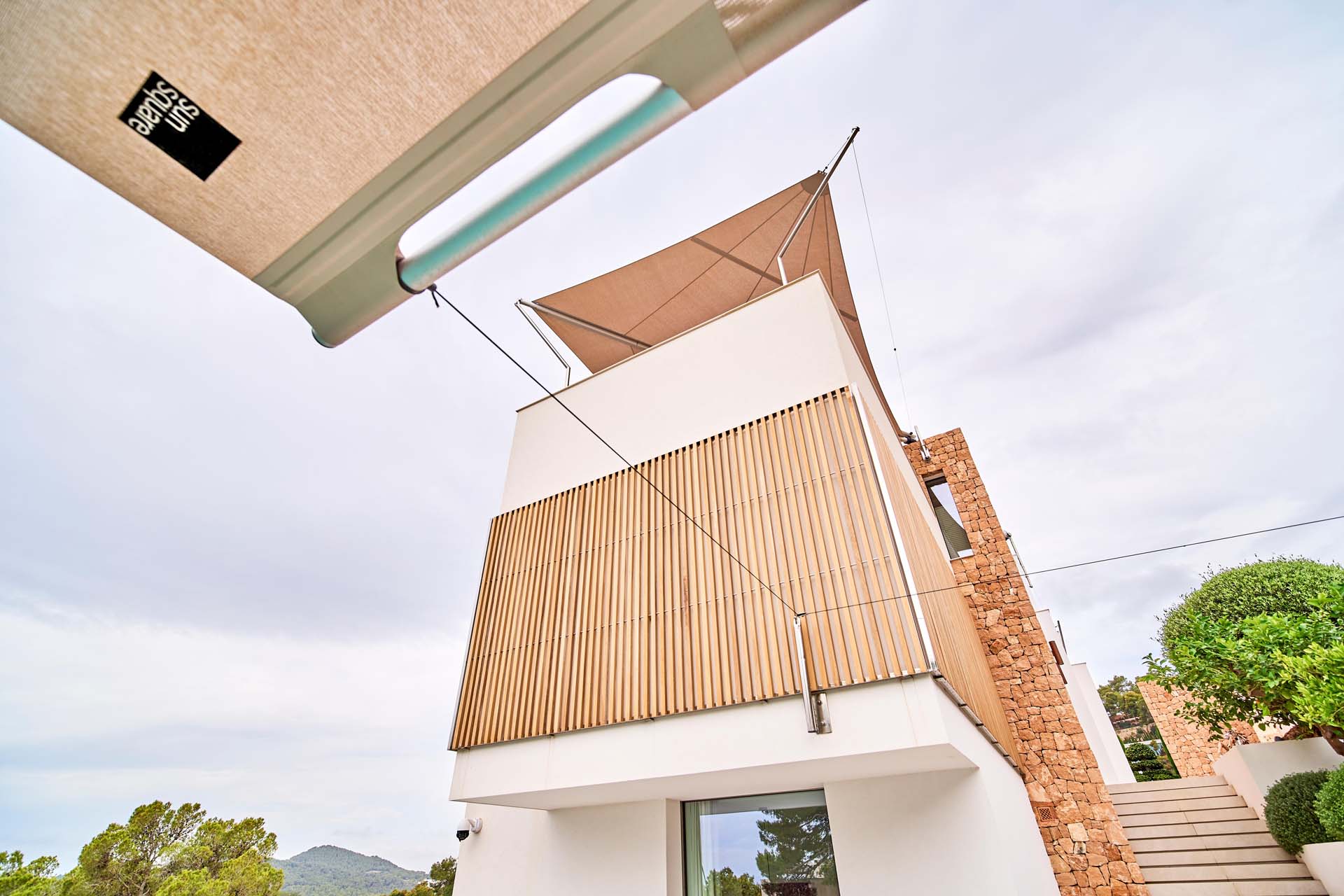 Schattenlösung mit Weitblick – stilvolle Integration der Dreiecksanlage auf der Dachterrasse.