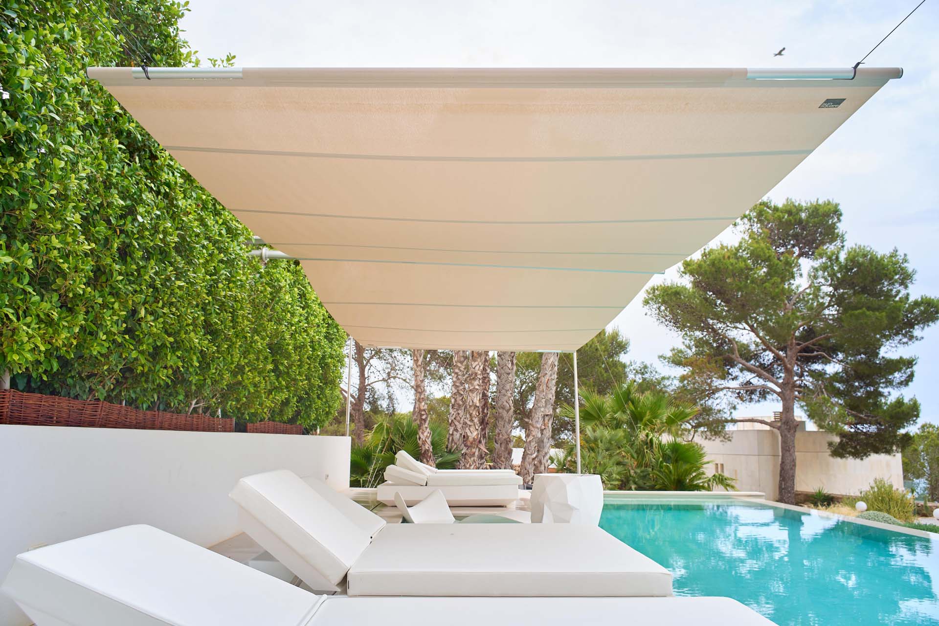 Beidseitig ausfahrbares Rechtecksegel mit nur fünf Montagepunkten – technische Raffinesse trifft Design.