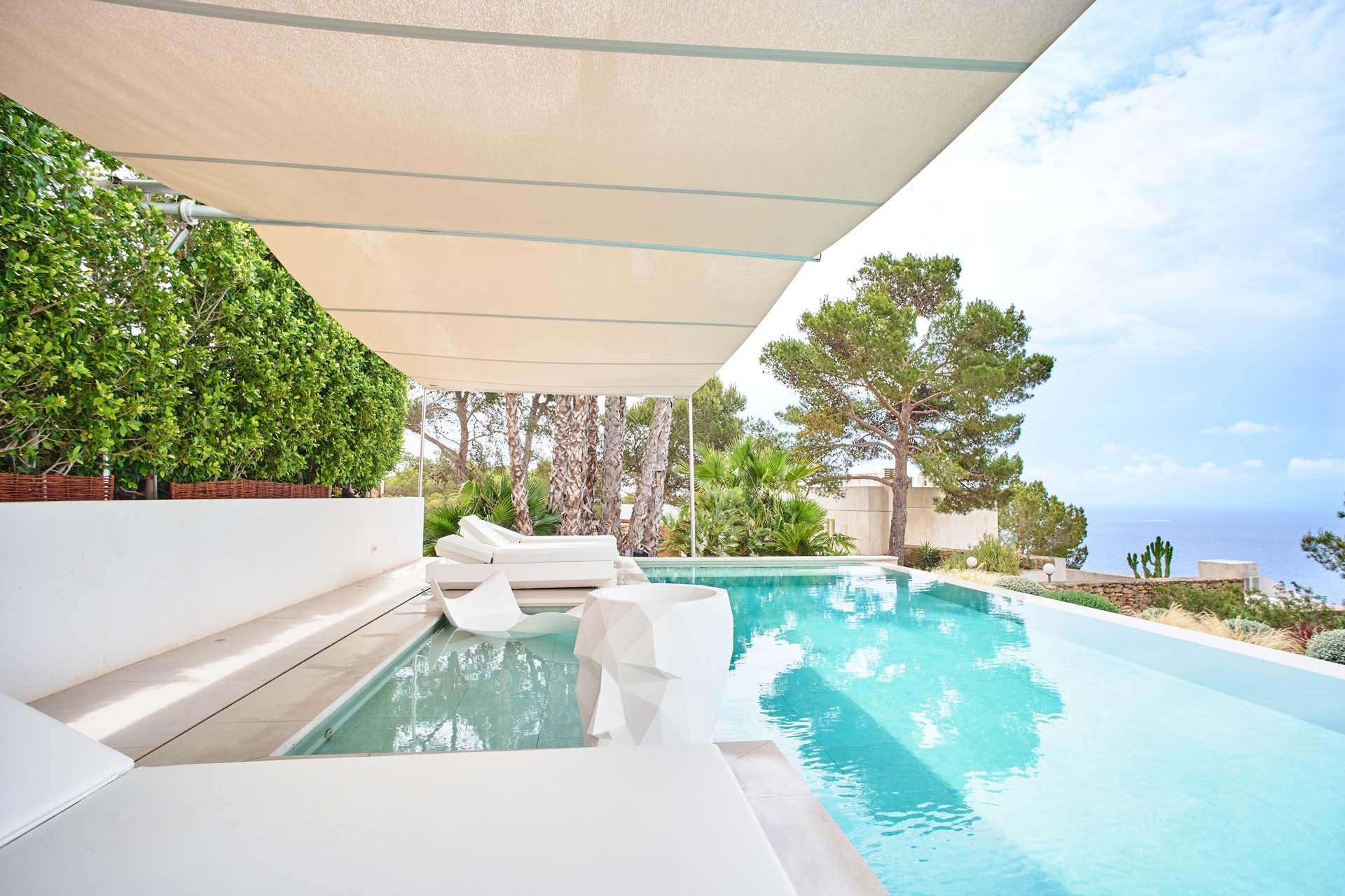 Vollautomatische Steuerung der Sonnensegel per Knopfdruck für maximalen Komfort auf Terrasse und Poolbereich.