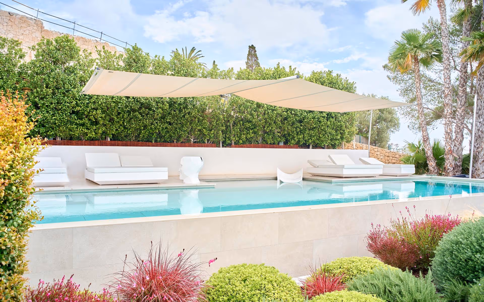 Minimalistische Konstruktion der AX-Cantilever Anlage schafft maximalen Schatten bei schlanker Optik.