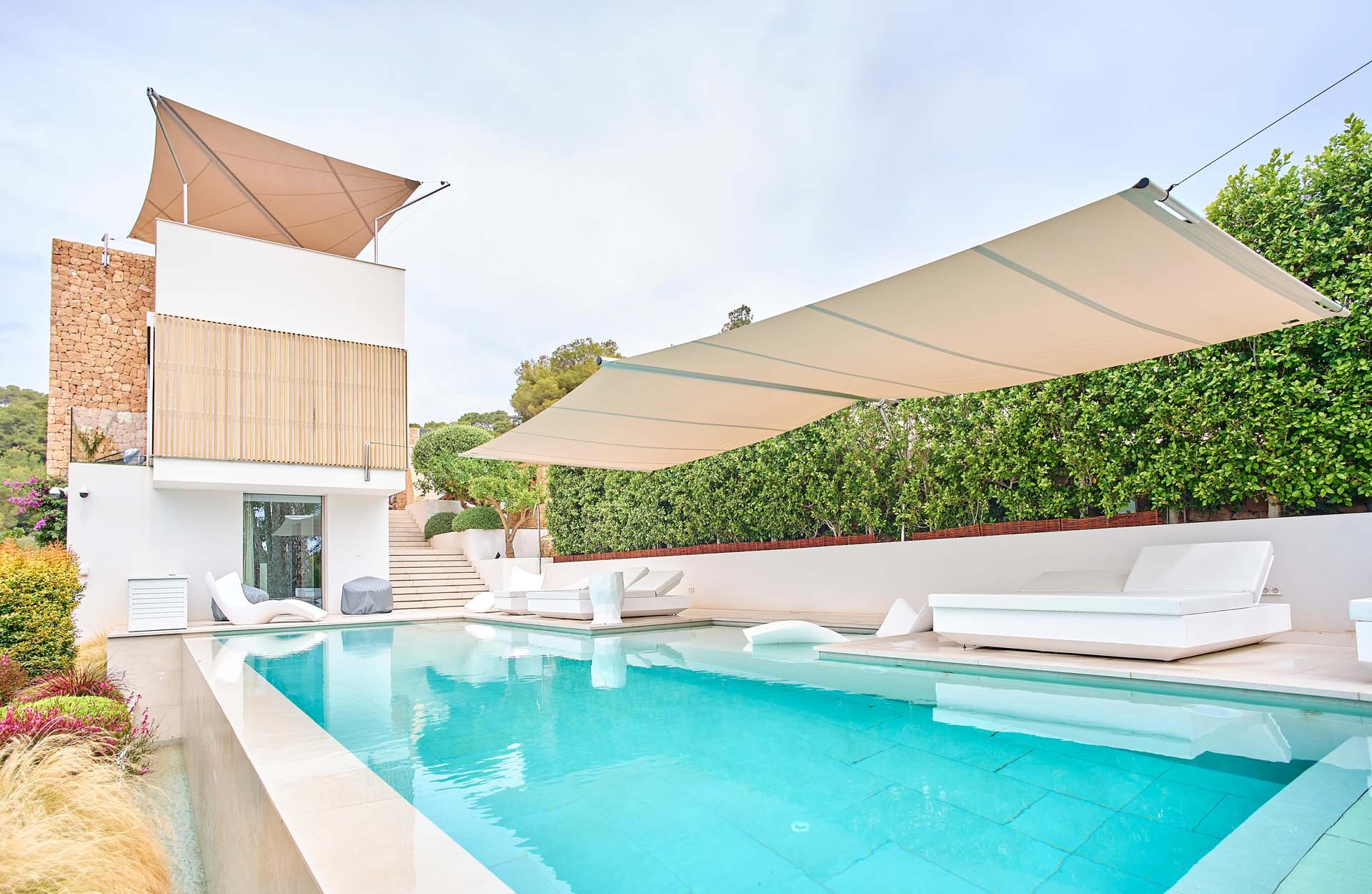 Moderne textile Architektur: SunSquare-Anlagen fügen sich harmonisch in das exklusive Outdoor-Konzept ein.