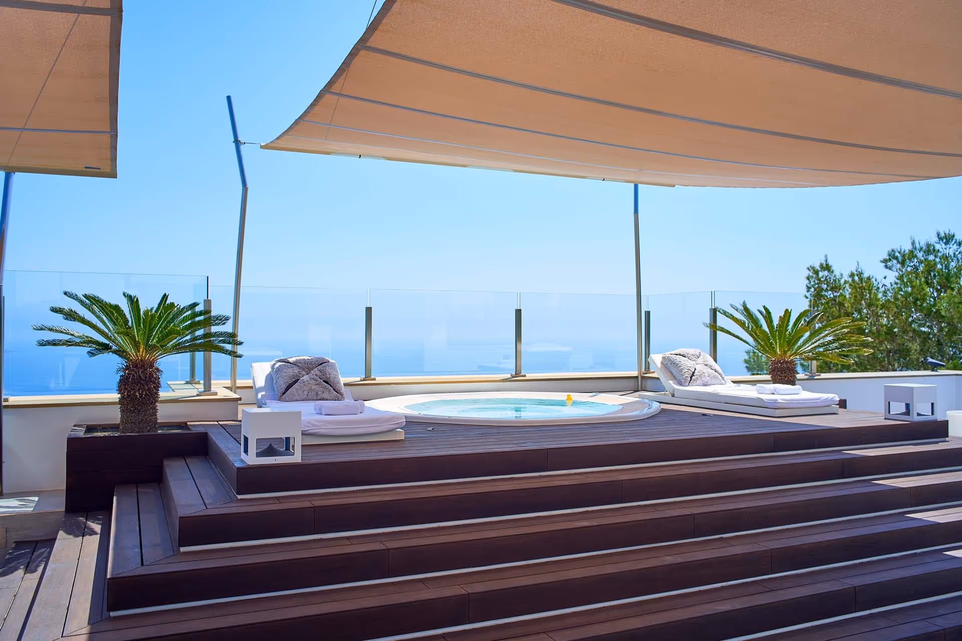 Einseitiges Rechtecksegel bietet gezielten Sonnenschutz und fügt sich elegant in die Architektur ein.