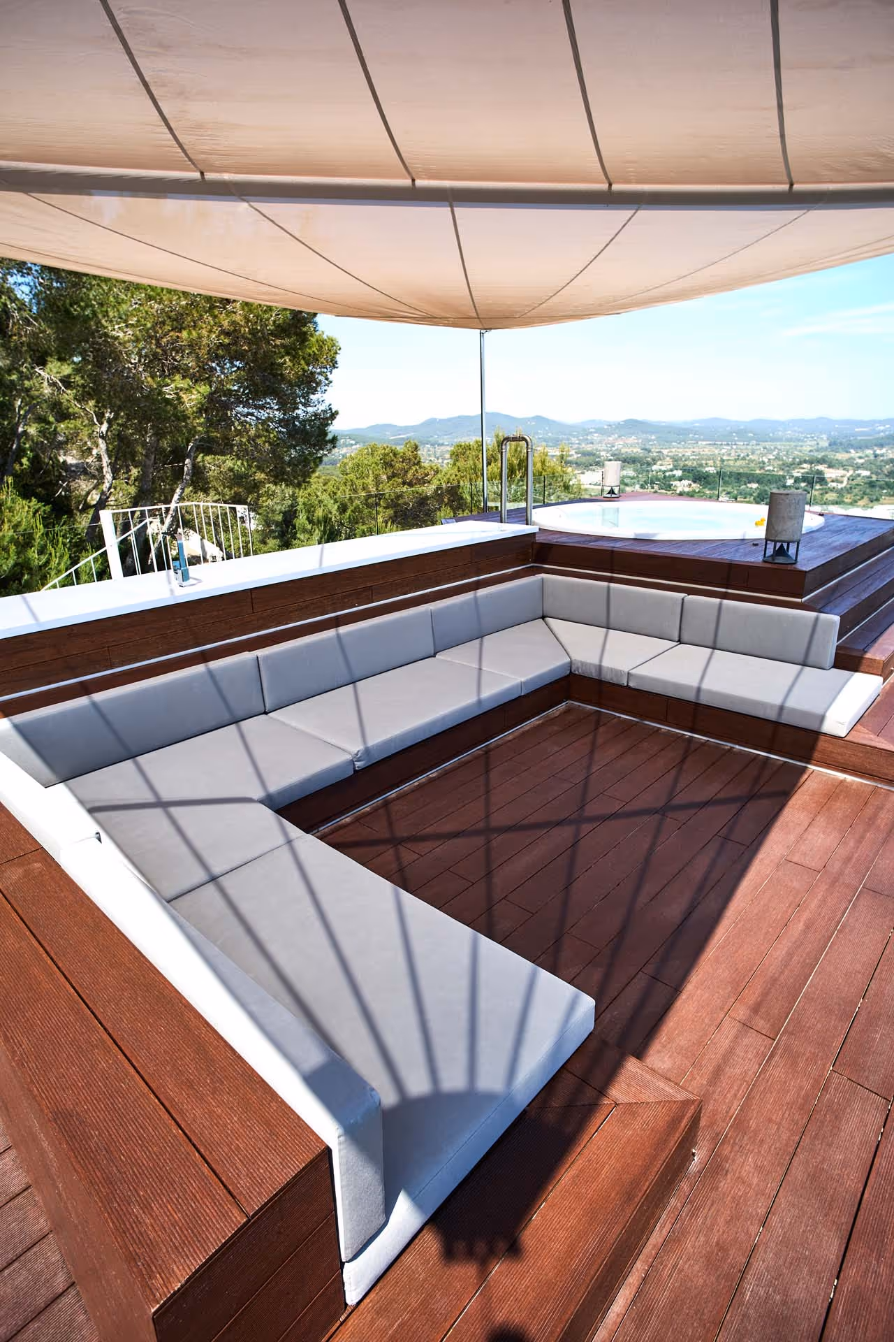 Exklusive Outdoor-Lösung für gehobene Hotellerie – stilvoller Sonnenschutz für entspannte Wellnessmomente.