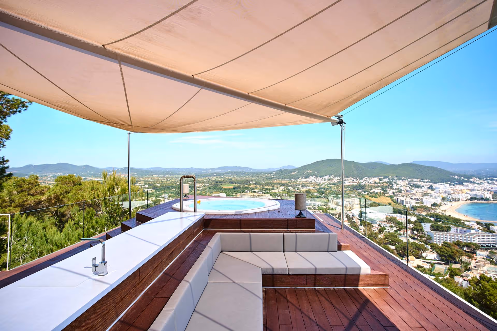 Dreiecksanlage ergänzt das Sonnenschutzkonzept mit einer formvollendeten Lösung für schwierige Geometrien.