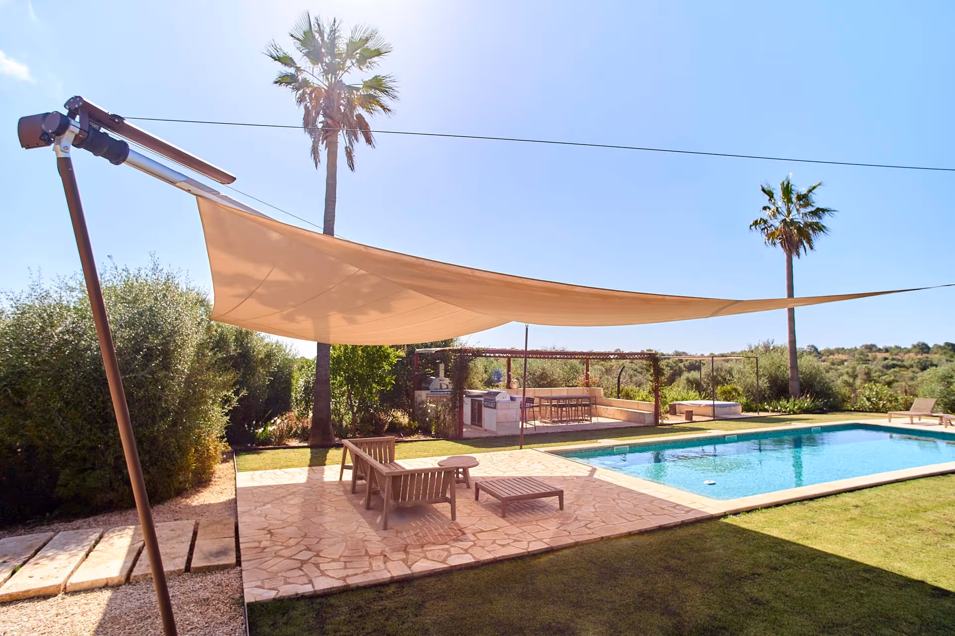 Pulverbeschichtete Stützen für ein freistehendes SunSquare Projekt auf Mallorca von Incompar Balear.