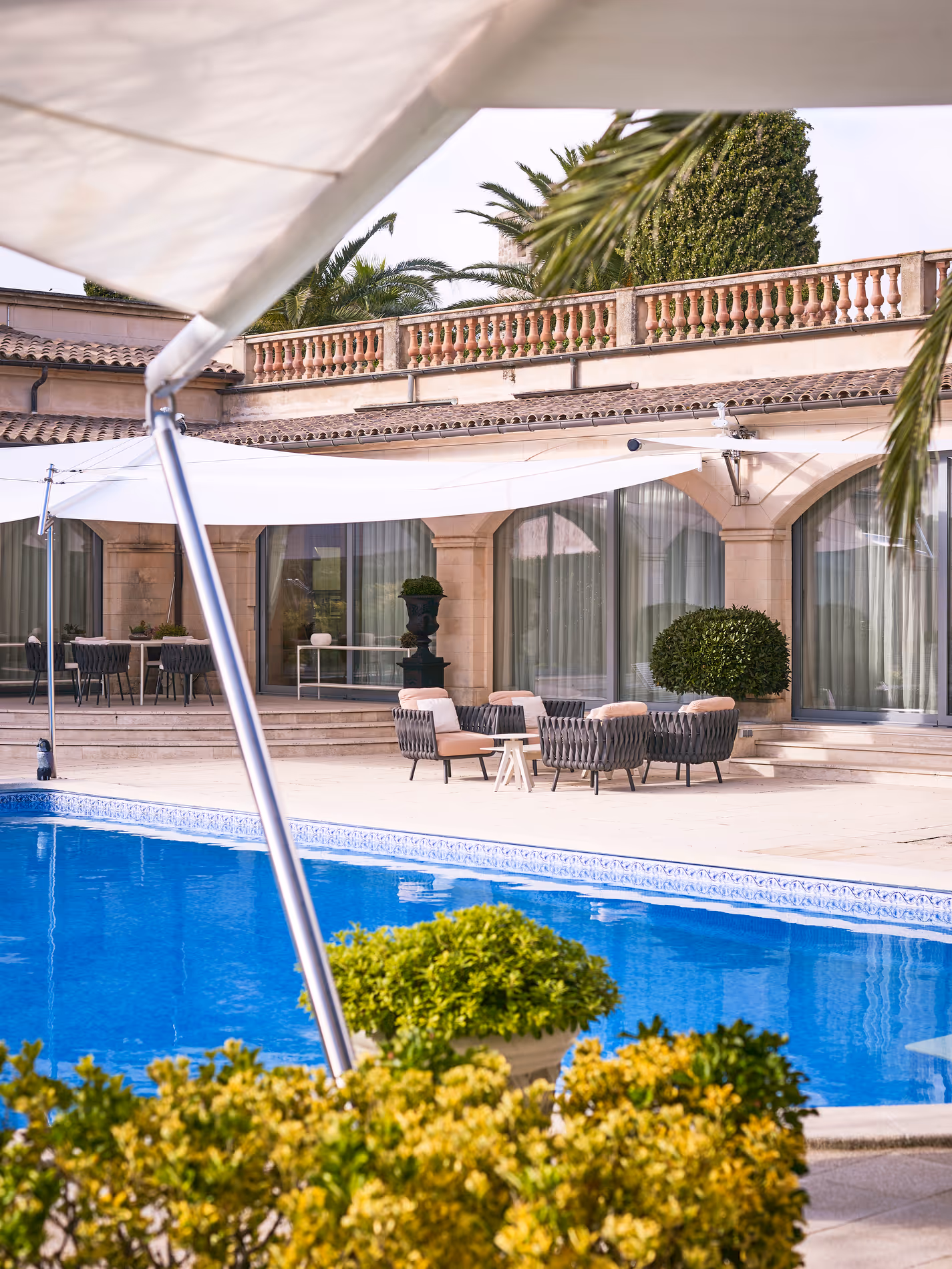 Detailaufnahme der filigranen Konstruktion aus hochwertigem Marine-Edelstahl – ideal für Poolnähe.