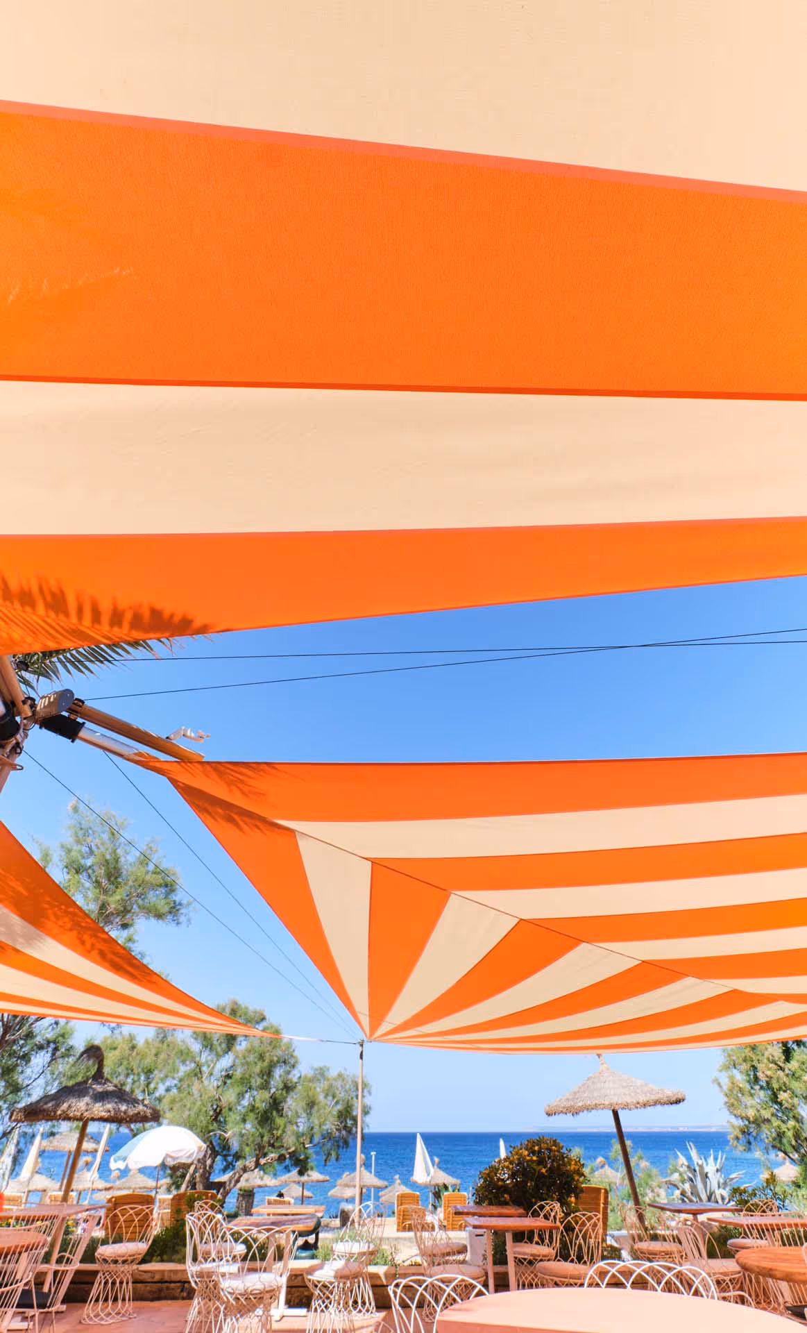 Farbenfrohes Design der Sonnensegel fügt sich harmonisch in das Boho Chic Ambiente des Bikini Hotels ein.