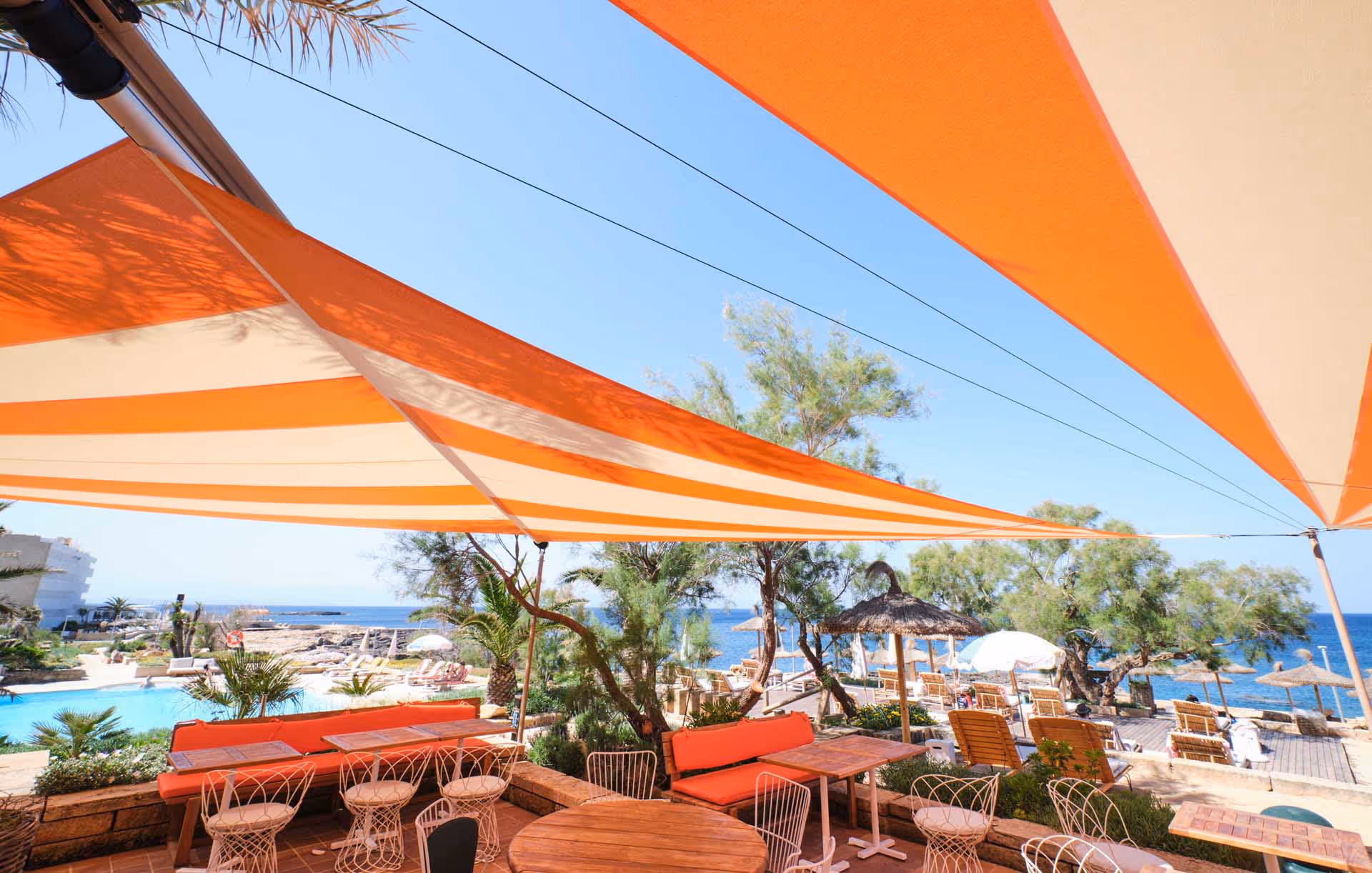 Beschattete Terrasse ermöglicht auch in der heißen Mittagszeit angenehmes Speisen im Außenbereich.