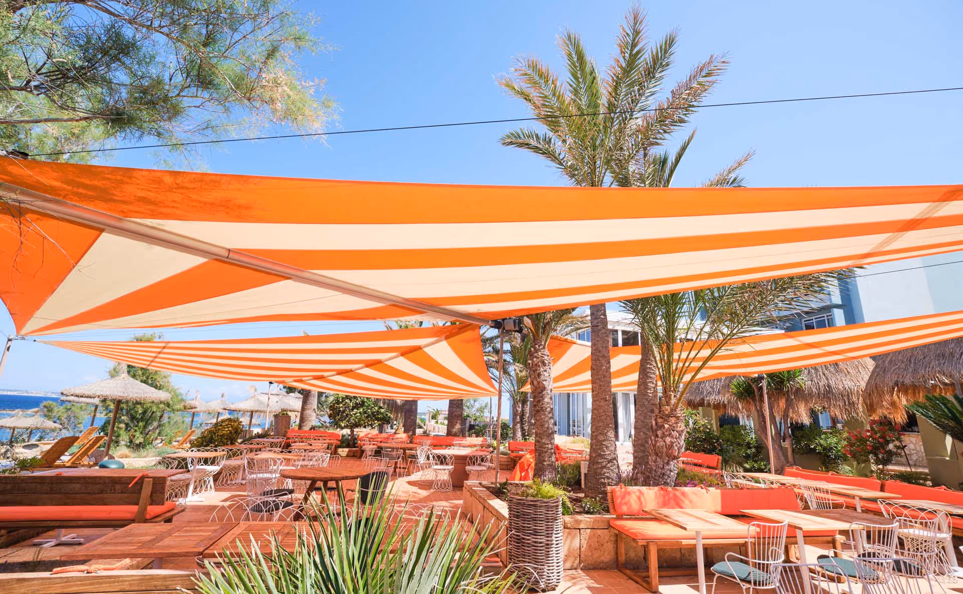 Sonnenschutzlösung steigert die Auslastung des Außenbereichs und verbessert die Abläufe im Service.