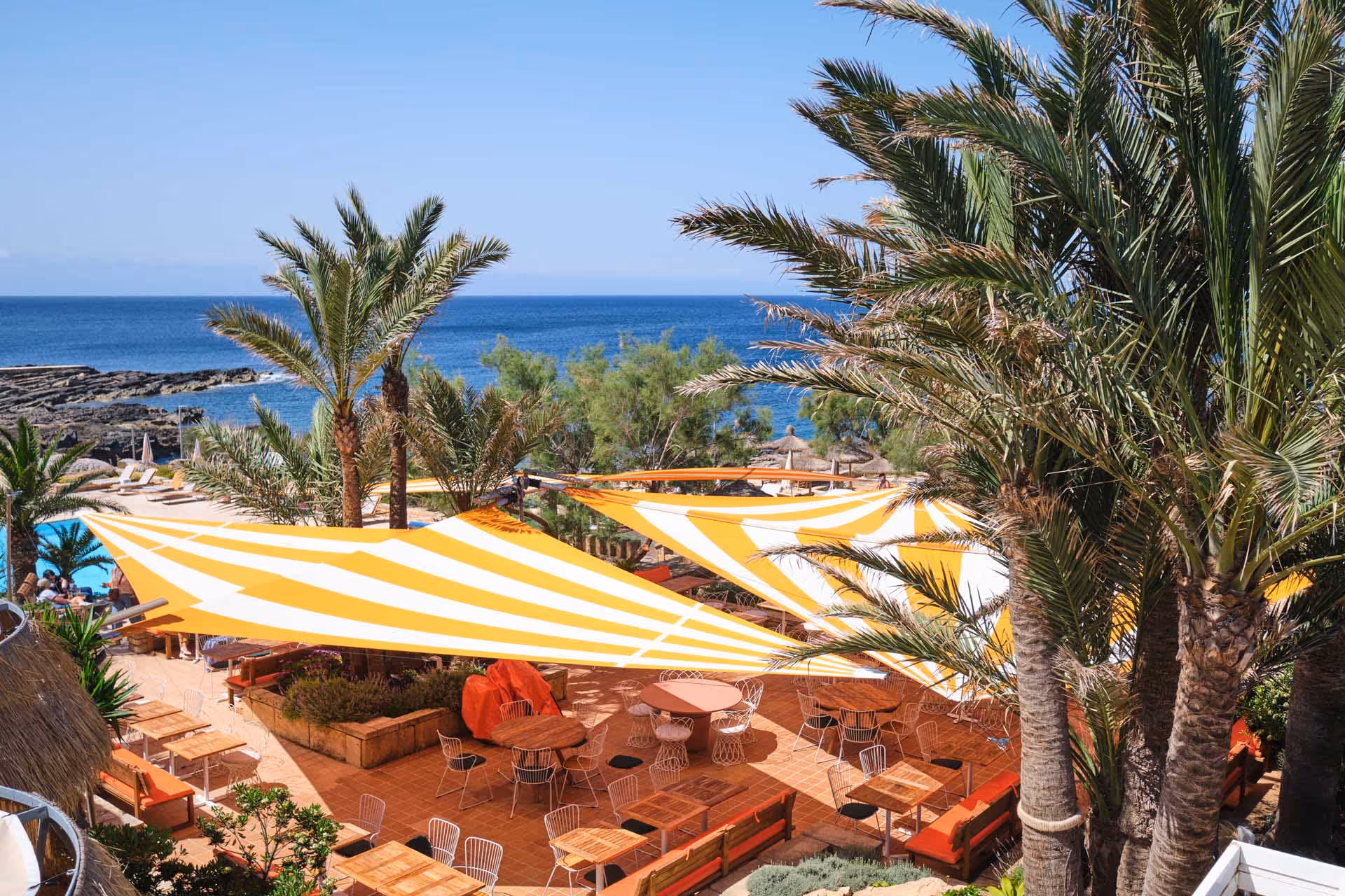 Incompar Balear vereint Funktionalität und Design in einem maßgeschneiderten Sonnenschutzprojekt für das Bikini Hotel.