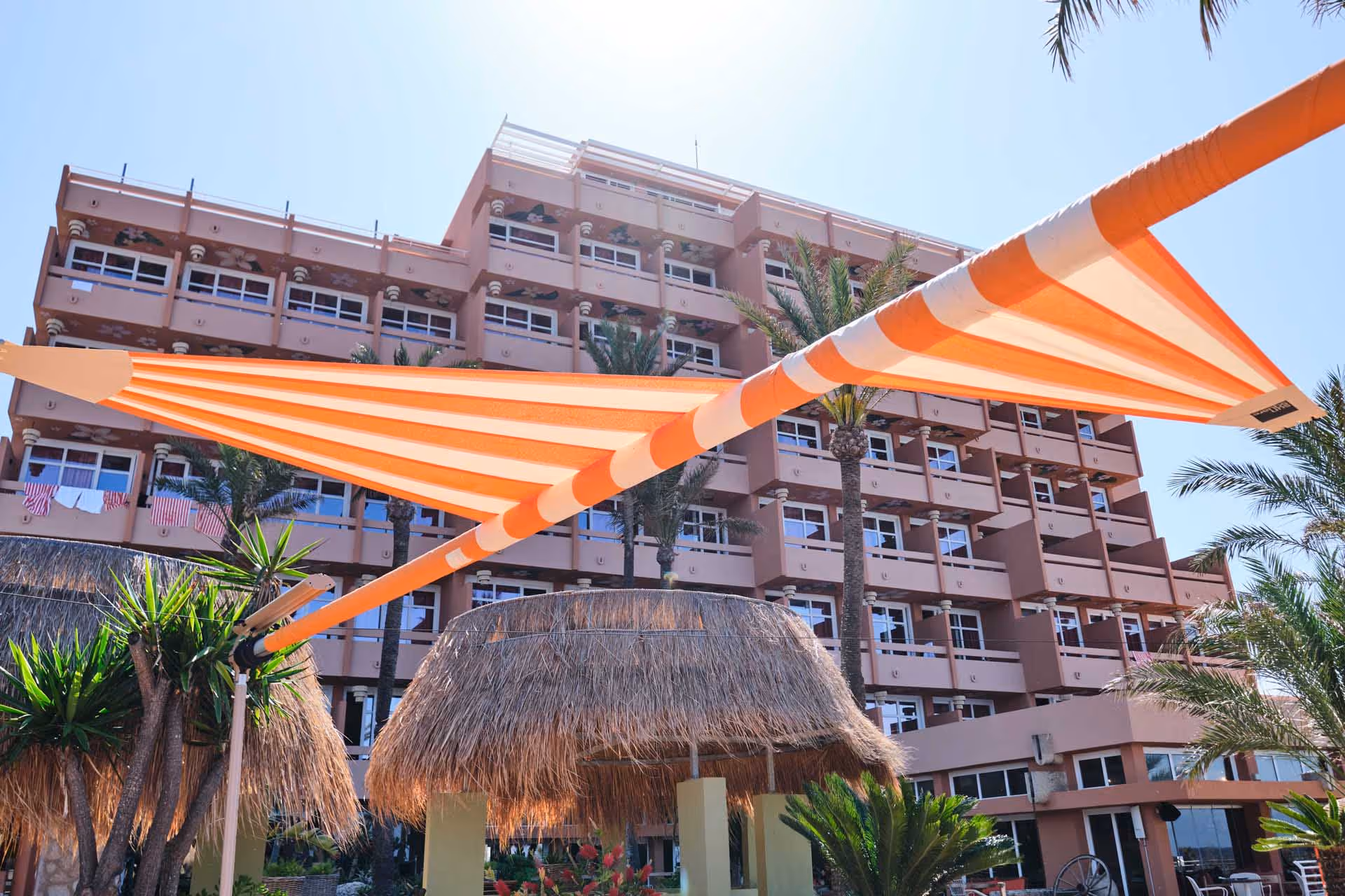 Soltis 92-Material der Sonnensegel überzeugt durch Langlebigkeit, UV-Beständigkeit und luftdurchlässige Struktur.