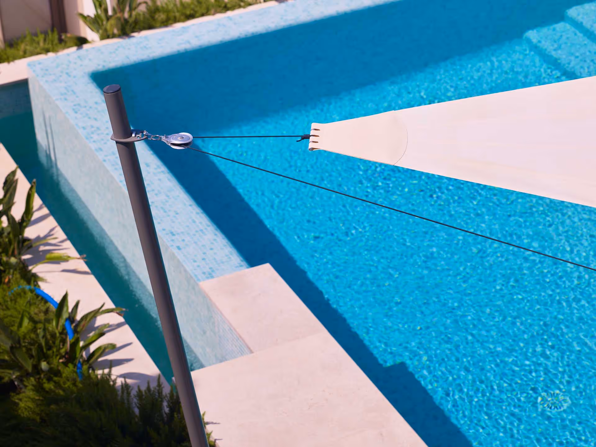 Soltis 92-Material sorgt für langlebigen, luftdurchlässigen und UV-beständigen Sonnenschutz.