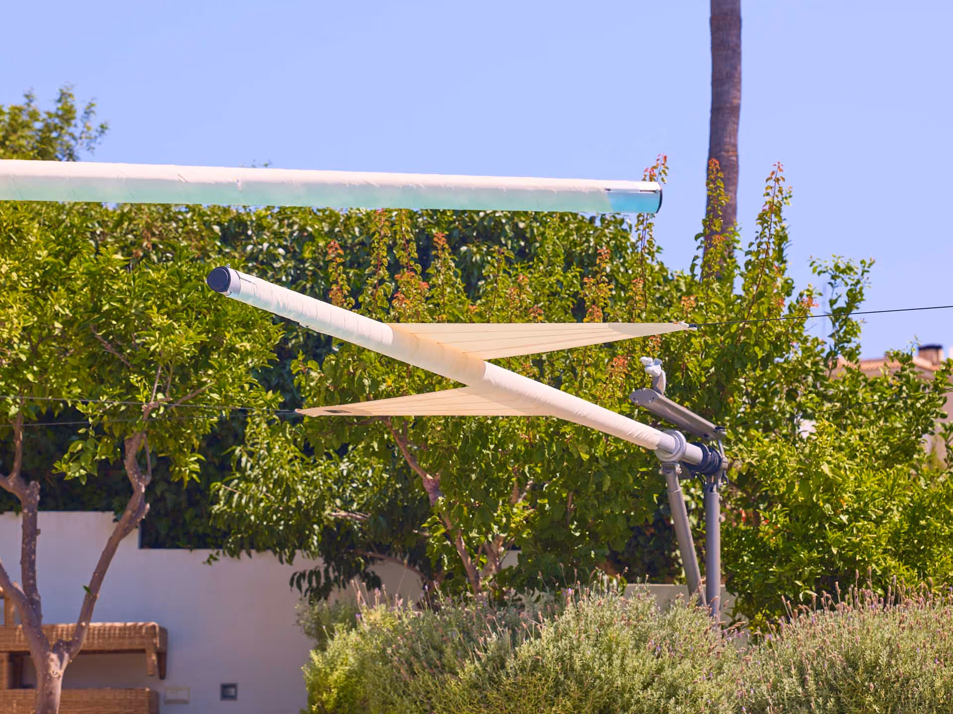 11. Blick auf die freikragende Konstruktion, die sich harmonisch in die Umgebung einfügt.