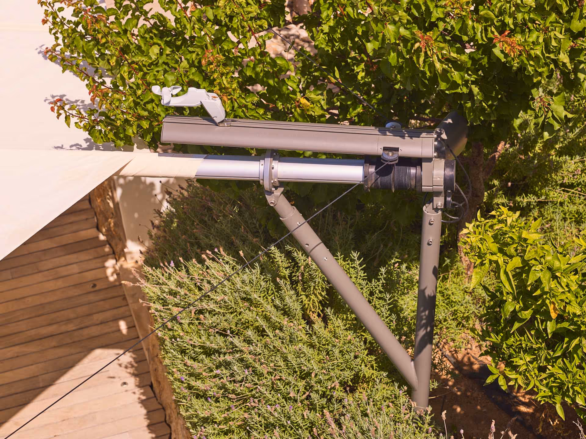 Elegante Schattenlösung für moderne Poolarchitektur – funktional und visuell überzeugend.