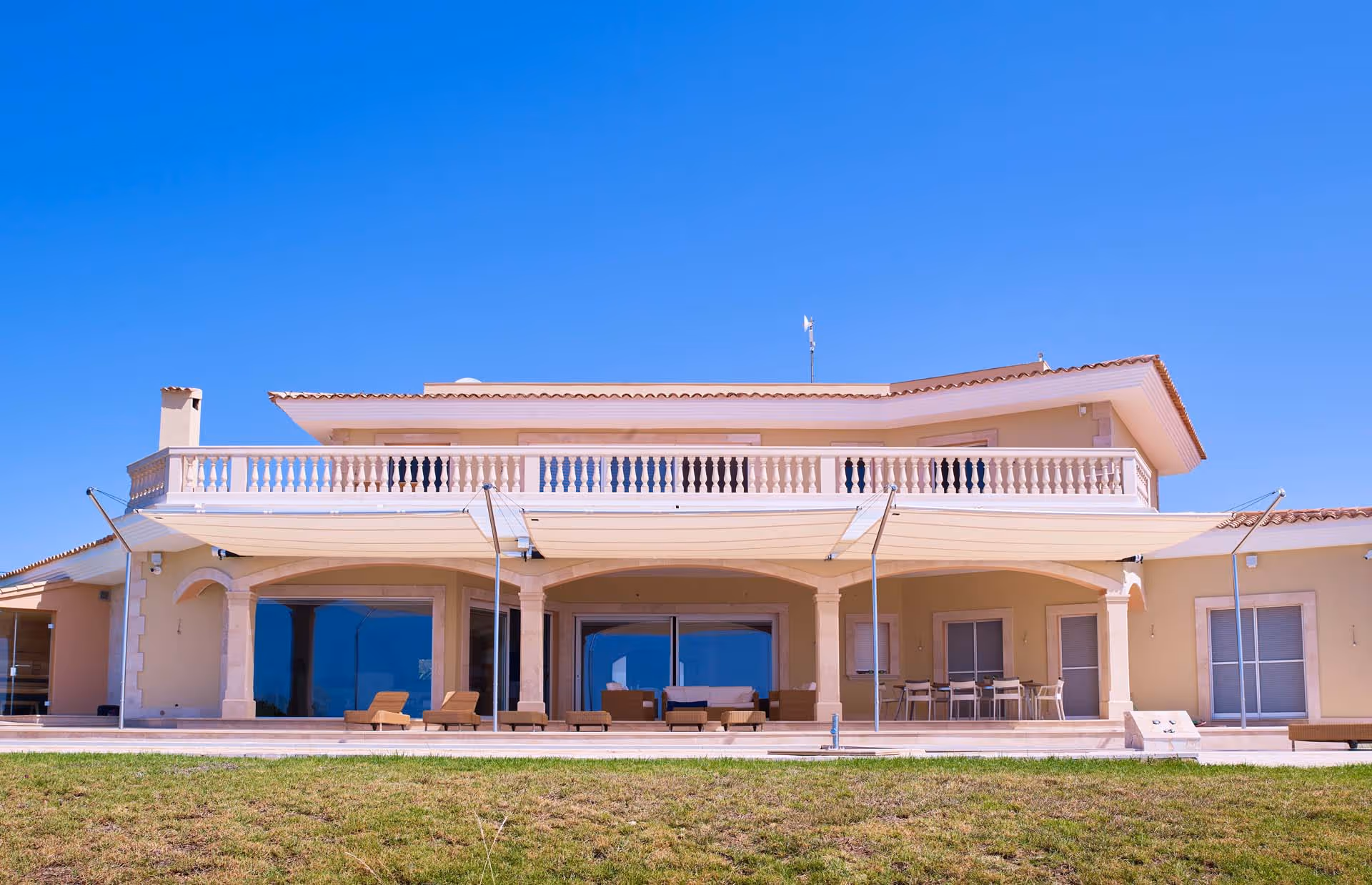 Textile Beschattung mit 69 m² Gesamtfläche bietet funktionalen Sonnenschutz und ästhetisches Design.