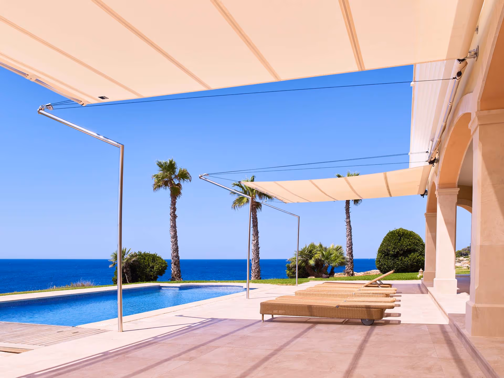 Sonnensegel ermöglichen freien Blick in die Landschaft und aufs Meer – ohne Kompromisse beim Komfort.