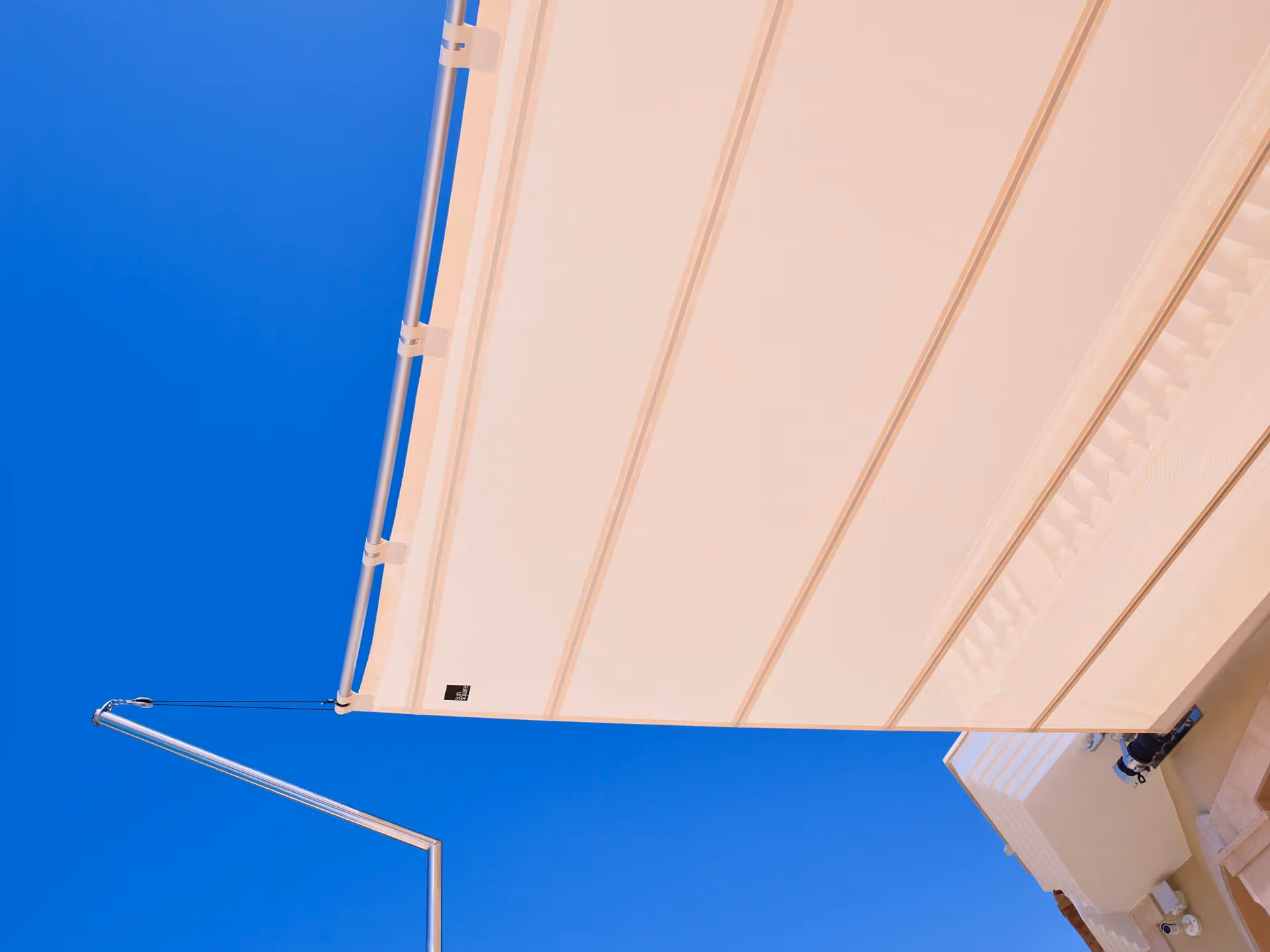 Die Segel aus Soltis 86-Gewebe sind luftdurchlässig, UV-beständig und langlebig – ideal für den Außenbereich.