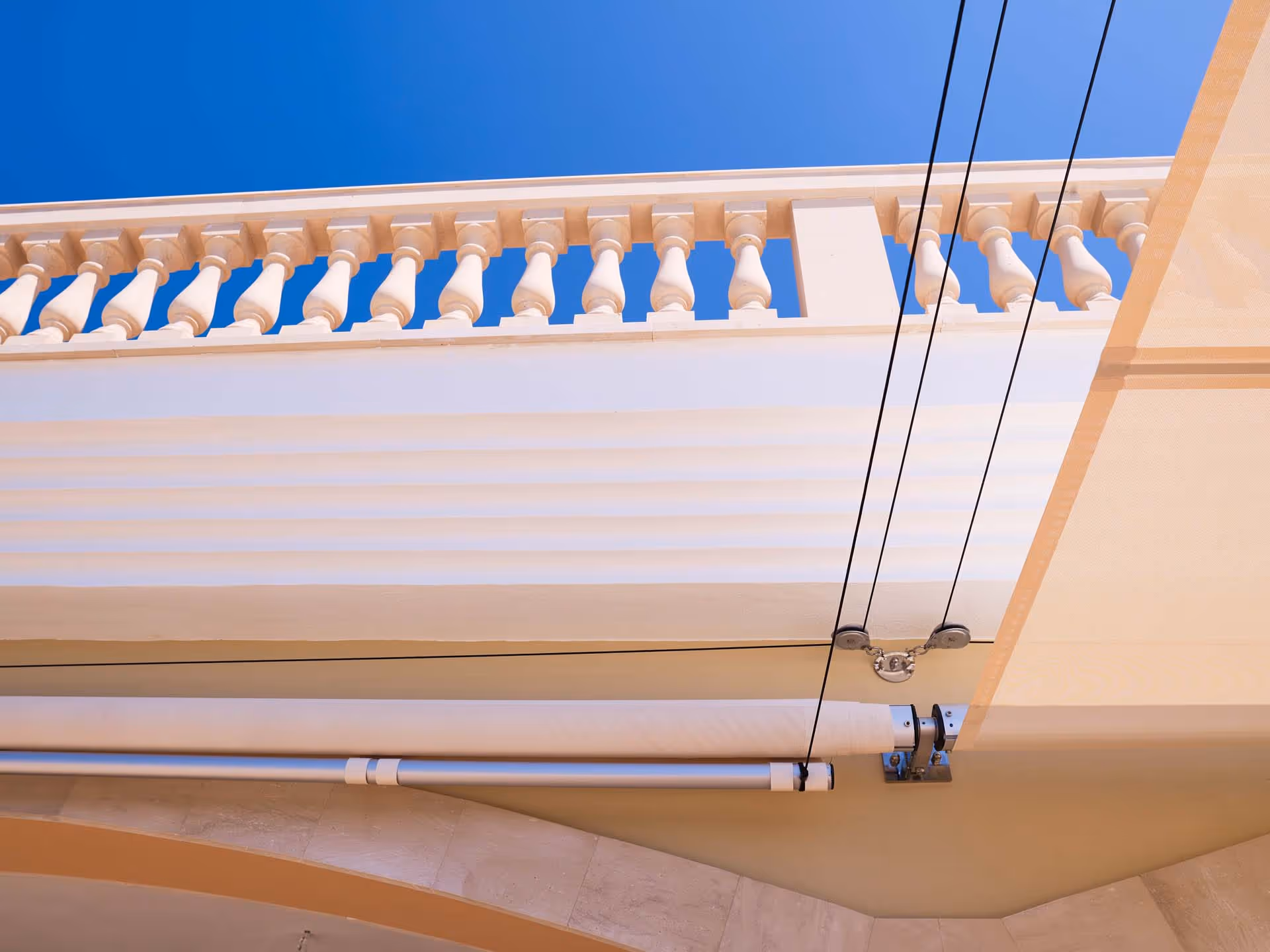 Detailaufnahme der hochwertigen Materialien und präzisen Verarbeitung der SunSquare-Anlagen.