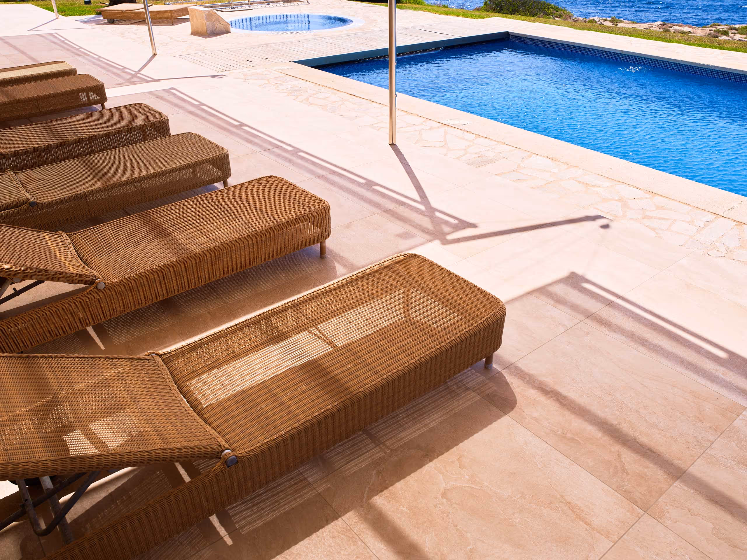 Sonnensegel schaffen Atmosphäre und laden zum Verweilen unter freiem Himmel ein.