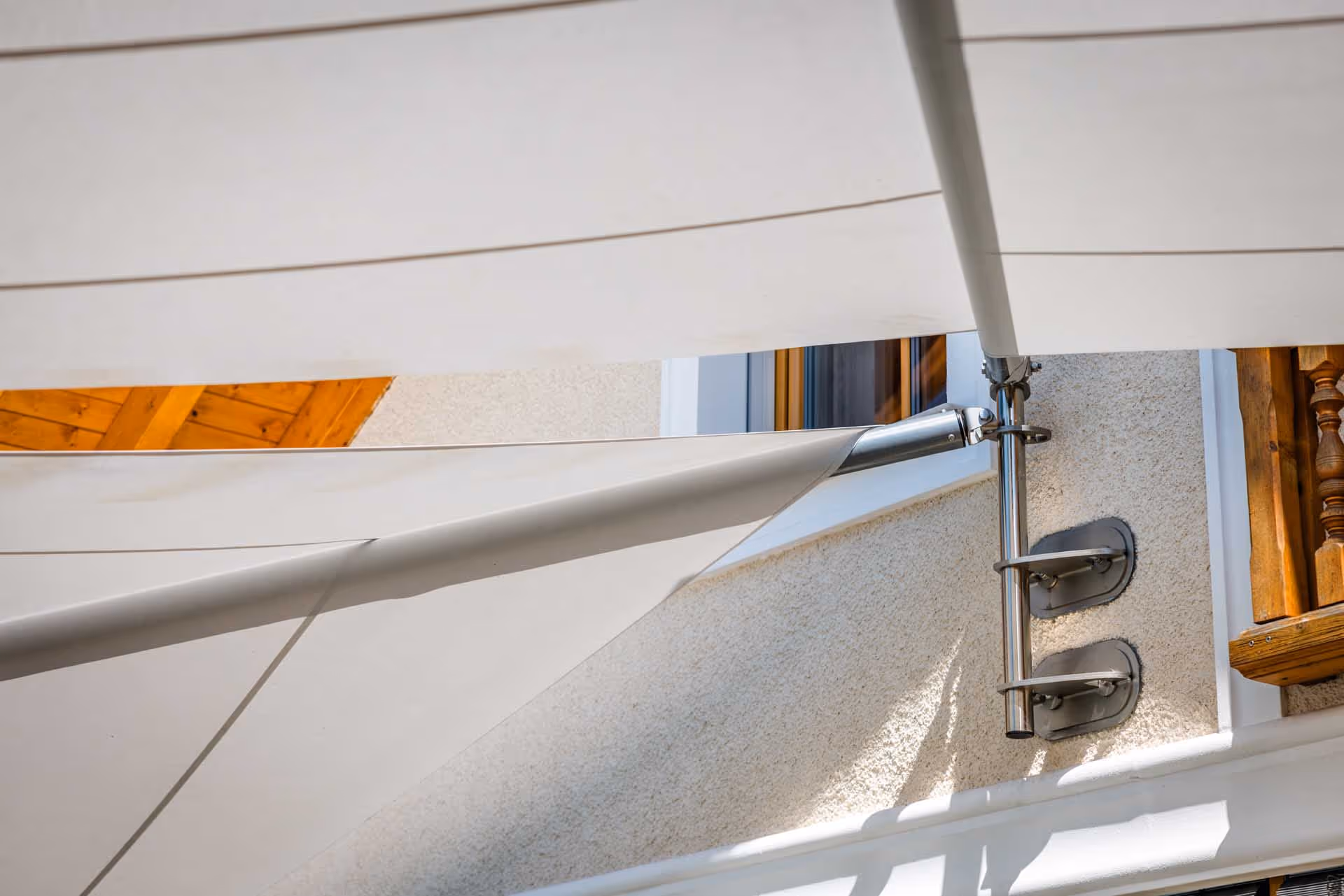 Hochwertiges Segelmaterial garantiert Langlebigkeit und Widerstandsfähigkeit gegen Witterung.