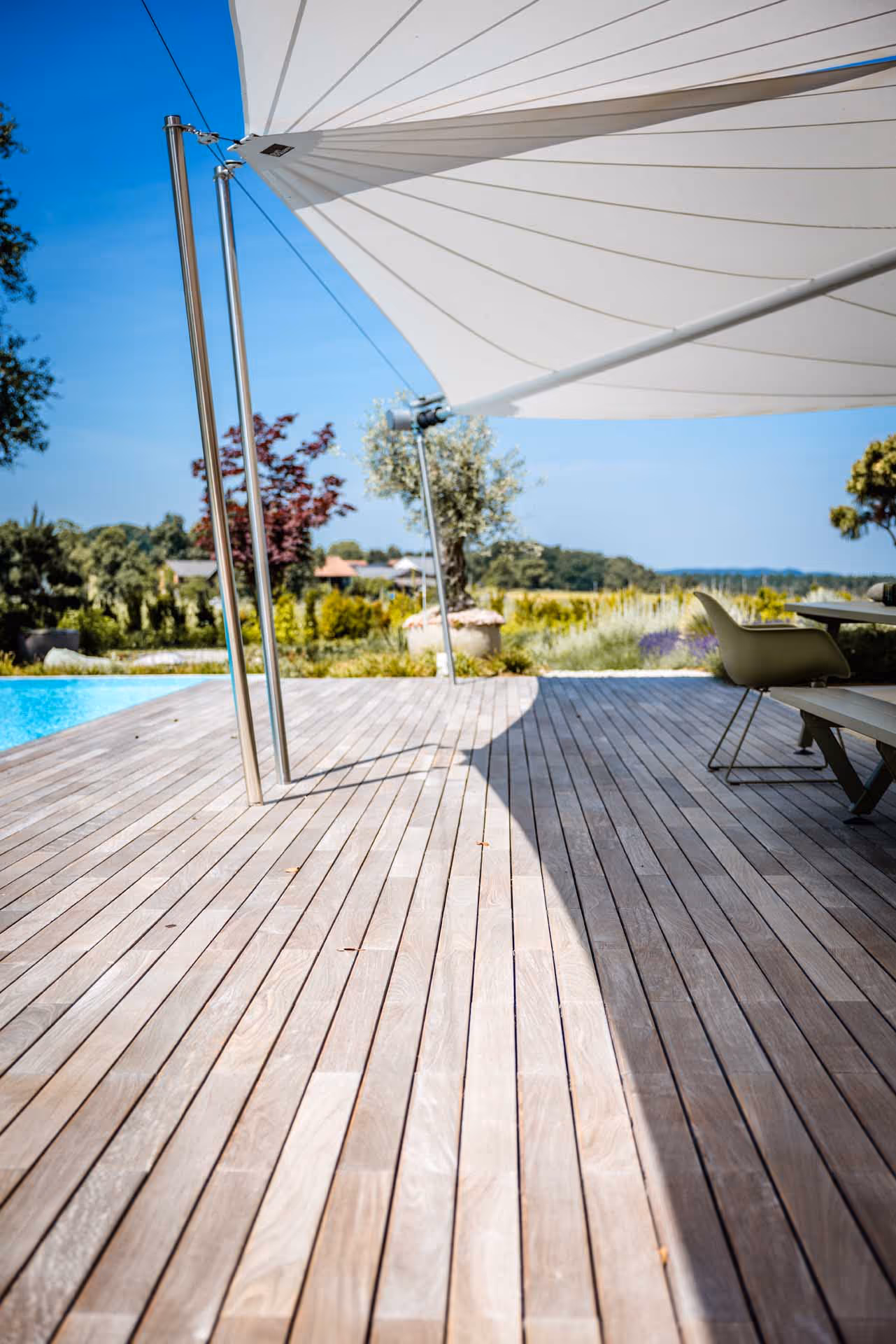 Hochwertiges Segelmaterial garantiert Langlebigkeit und Widerstandsfähigkeit gegen Witterung.