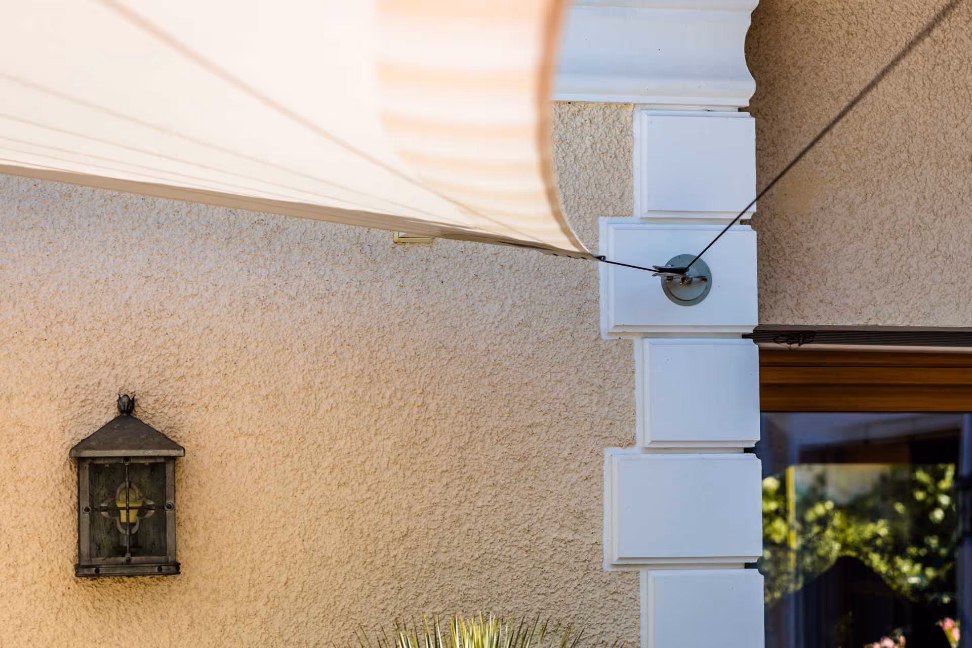 Detailaufnahme der präzisen Verarbeitung und robusten Konstruktion der Sonnensegel.