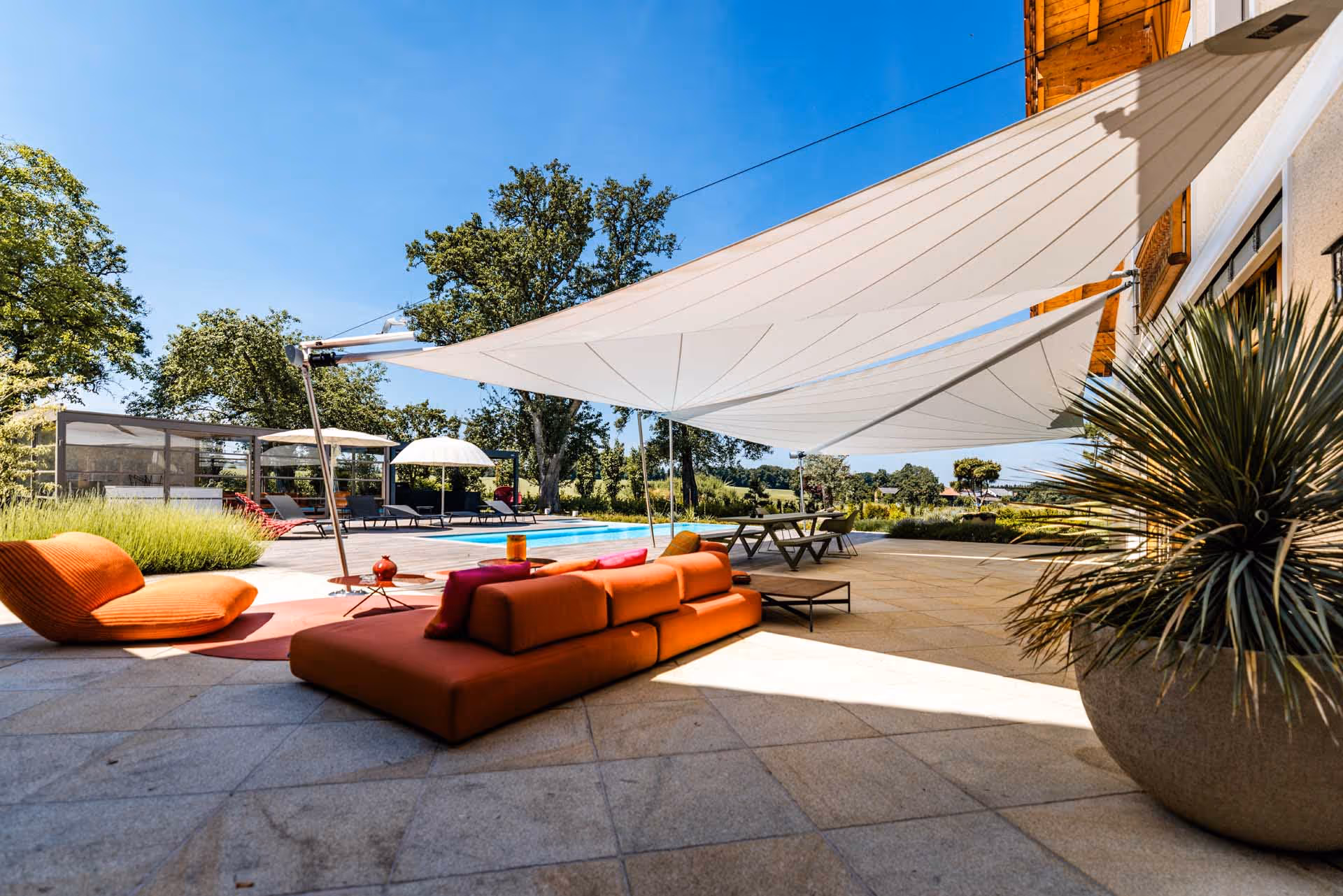 Design trifft Funktion – stilvolle Integration der Sonnensegel in die Architektur.