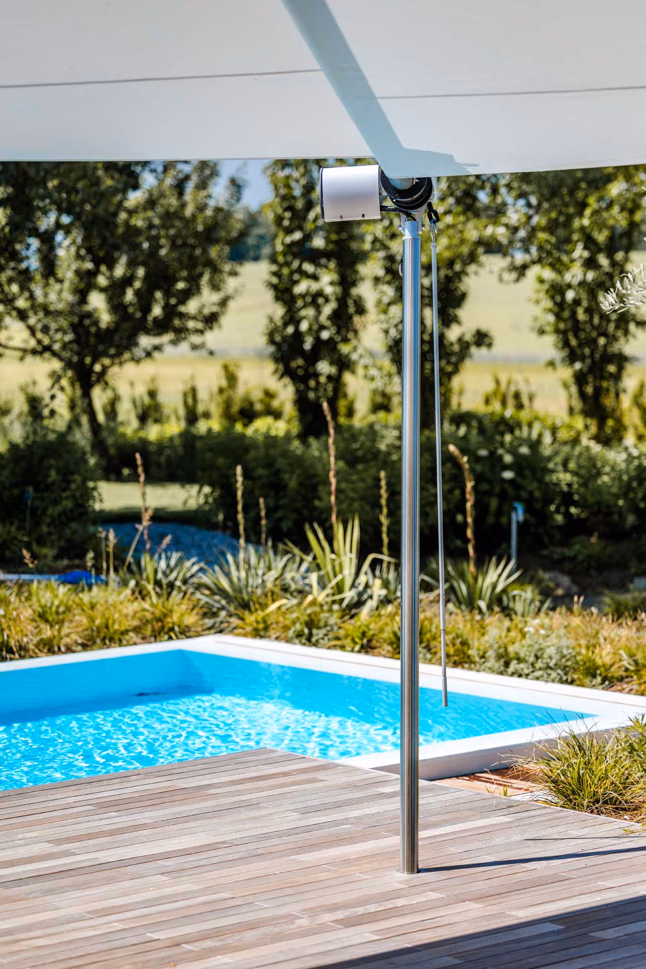 Eine Nothandkurbel ist auf diesem Bild zu erkennen. Bei einem Stromausfäll lässt sich so das Sonnensegel schließen.