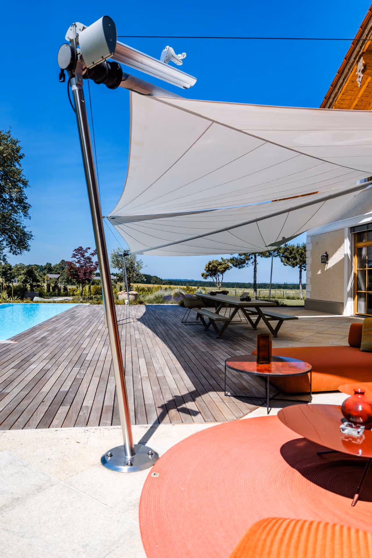 Sonnensegel schaffen ein angenehmes Mikroklima für entspannte Momente im Freien.