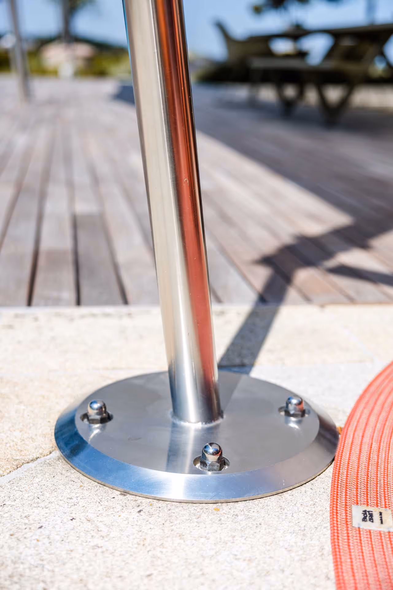 Niro-Abdeckung für Bodenteller - alles eigens von SunSquare entwickelt - für optisch ansprechende Lösungen.