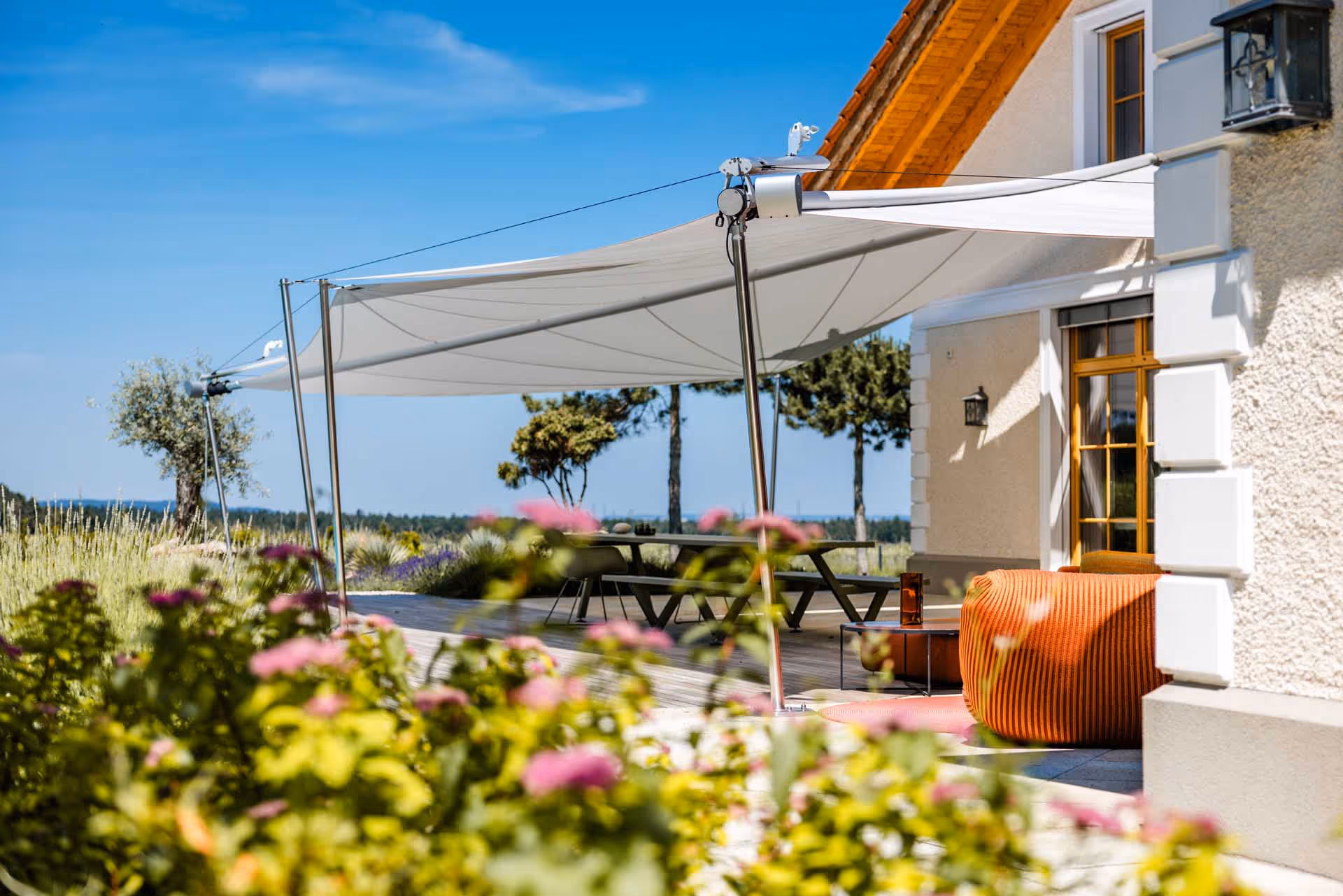 Automatisch steuerbare Sonnensegel bieten flexiblen Schattenkomfort je nach Tageszeit.