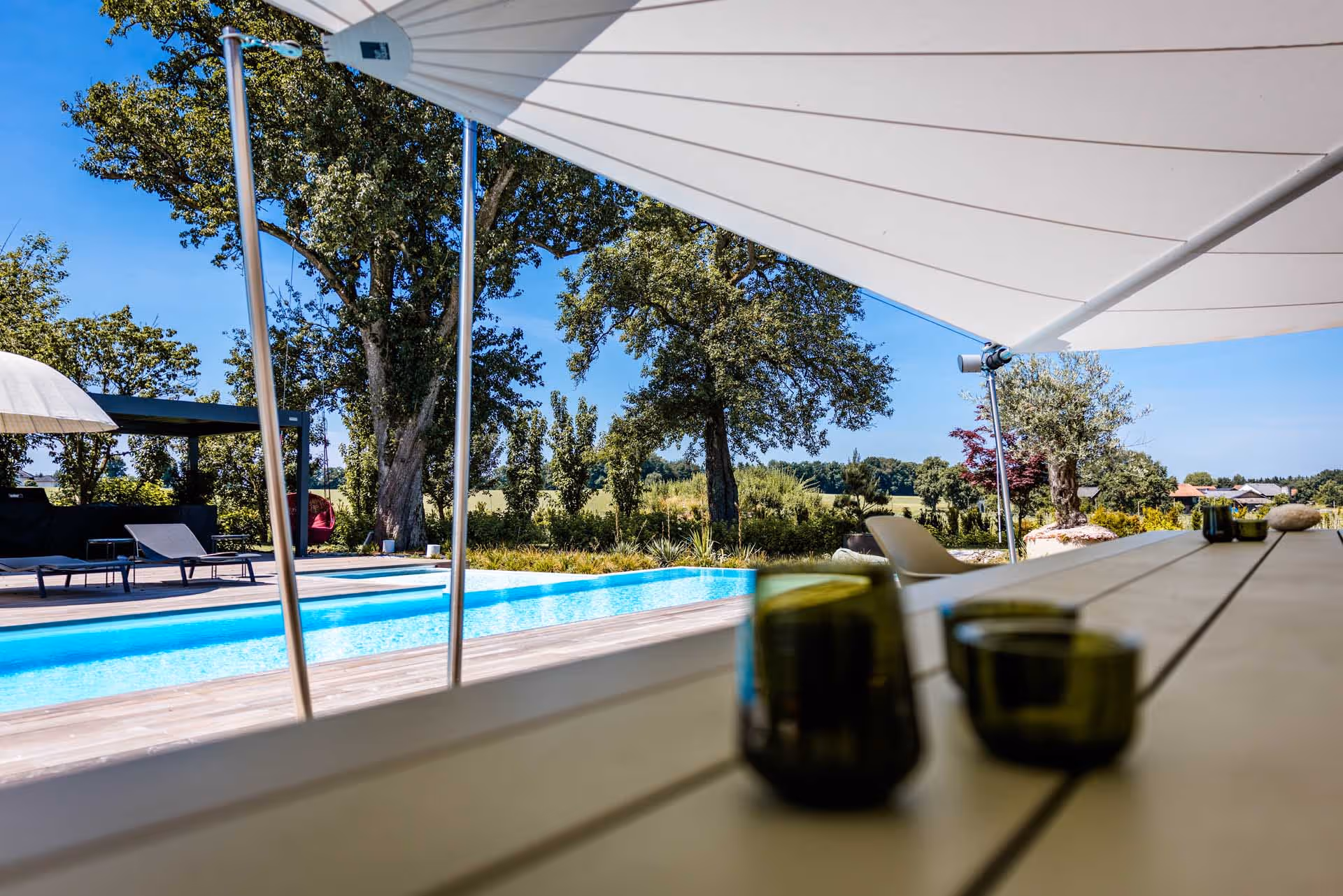 Marine-Edelstahl sorgt für Korrosionsschutz und Stabilität – ideal für Poolnähe.