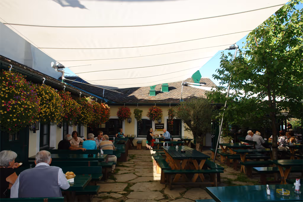 Heuriger Sissi Huber mit sicherem Sonnenschutz