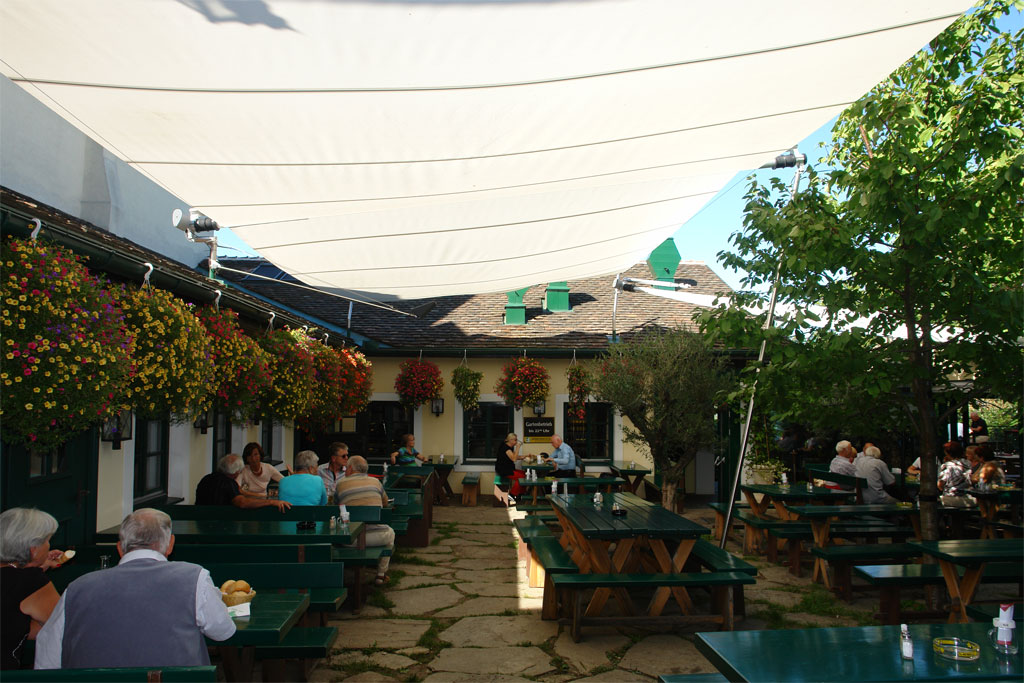 Heuriger Sissi Huber – Shaded in Style