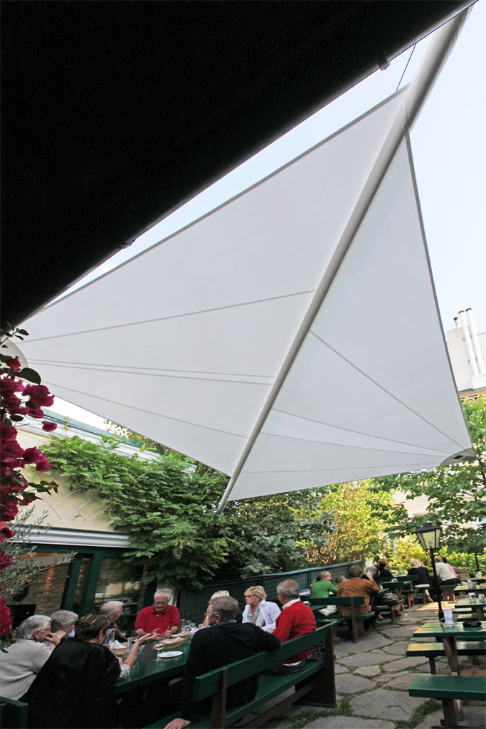 Die textile Beschattung sorgt für angenehme Temperaturen und ein einladendes Ambiente.